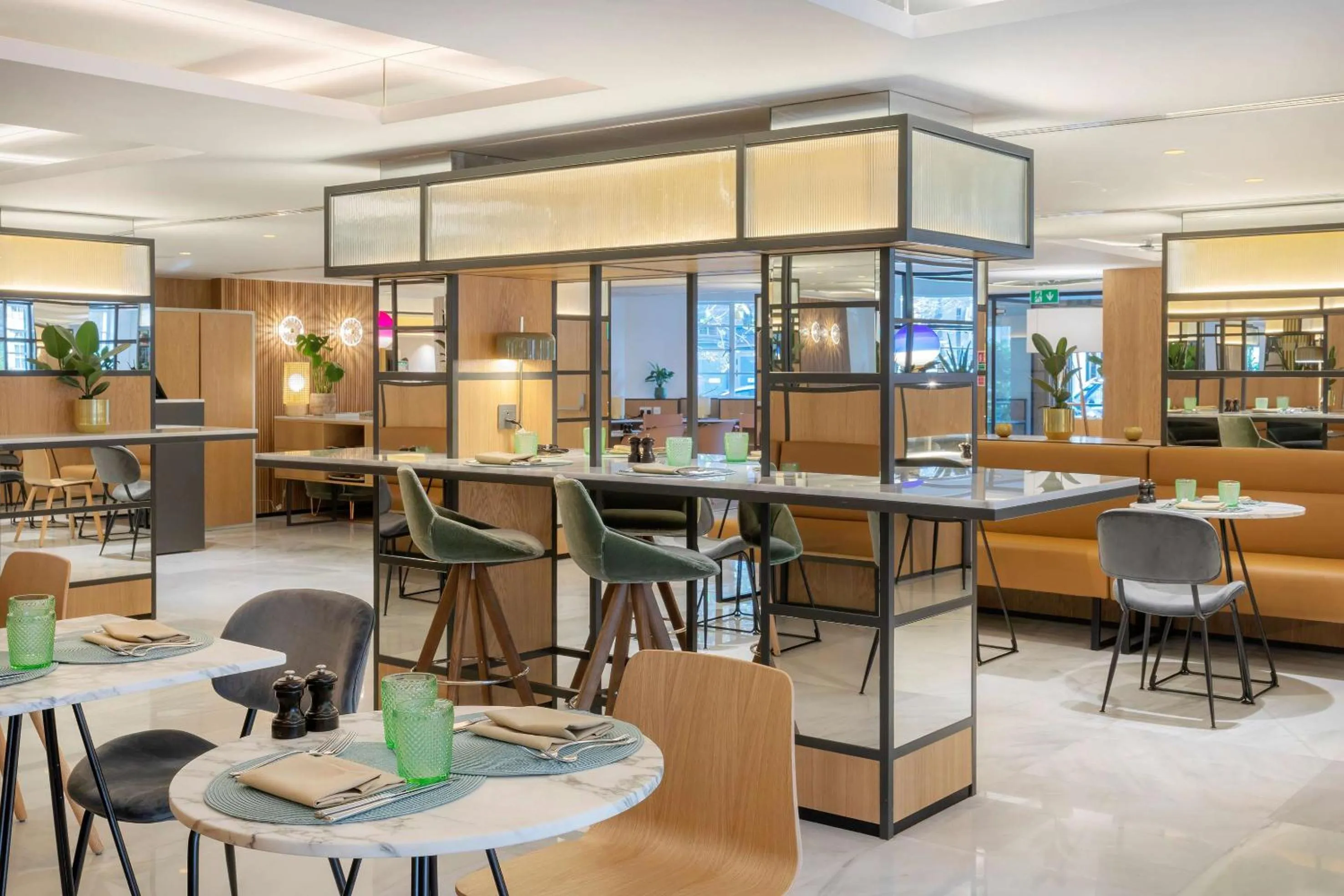 Restaurant/places to eat in Meliá White House Hotel Apartments