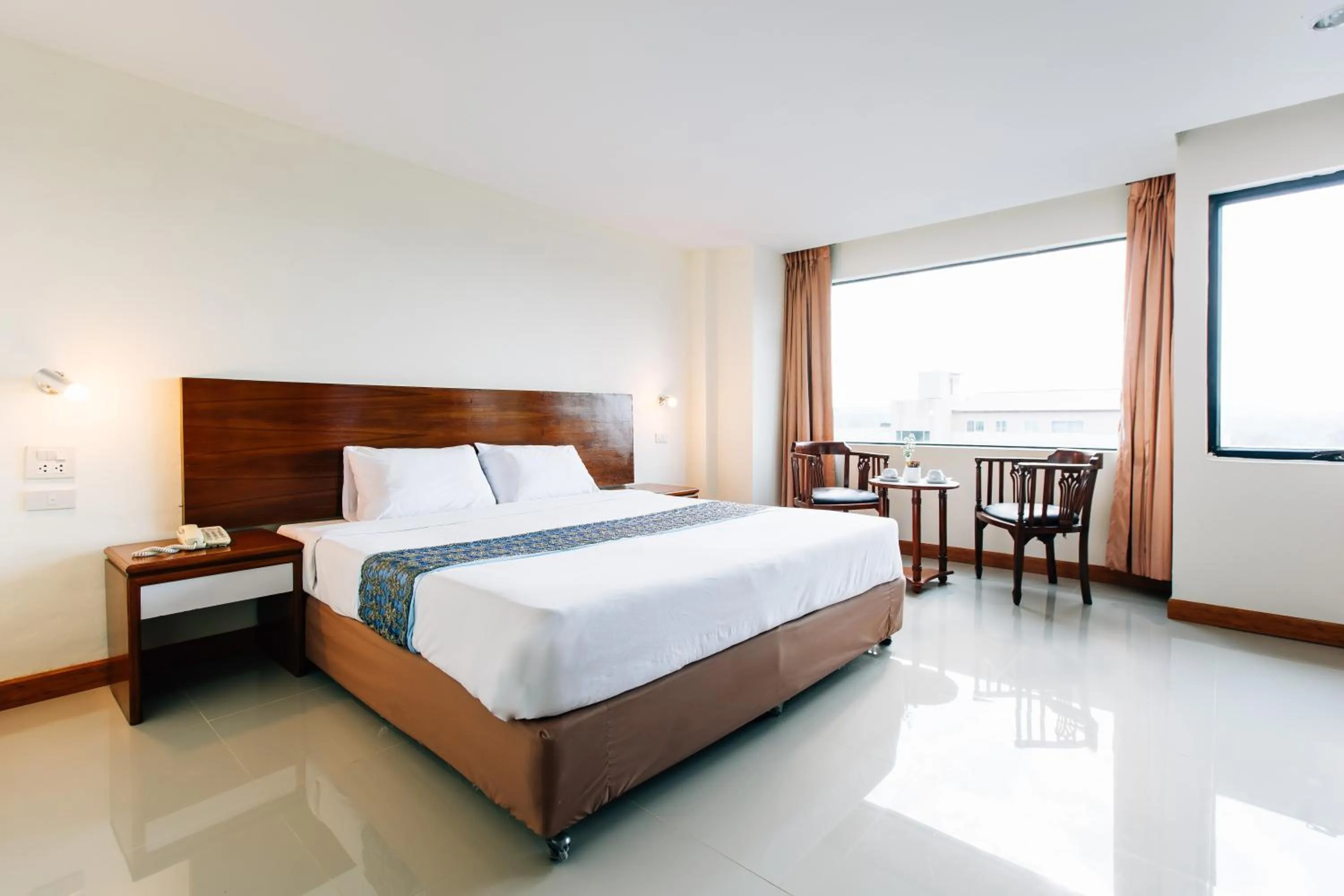 Bedroom, Bed in Sinkiat Thani Hotel