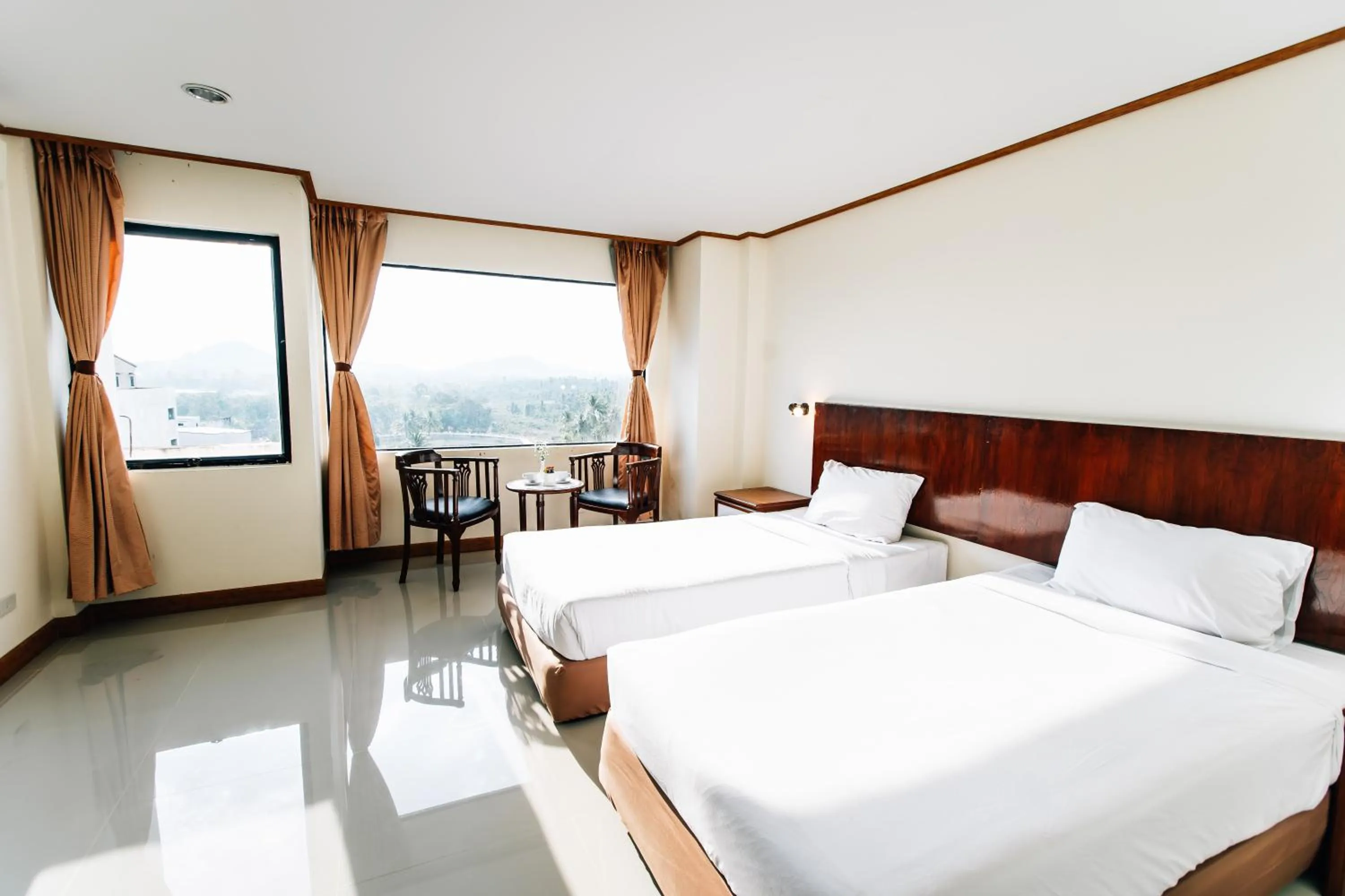 Photo of the whole room, Bed in Sinkiat Thani Hotel