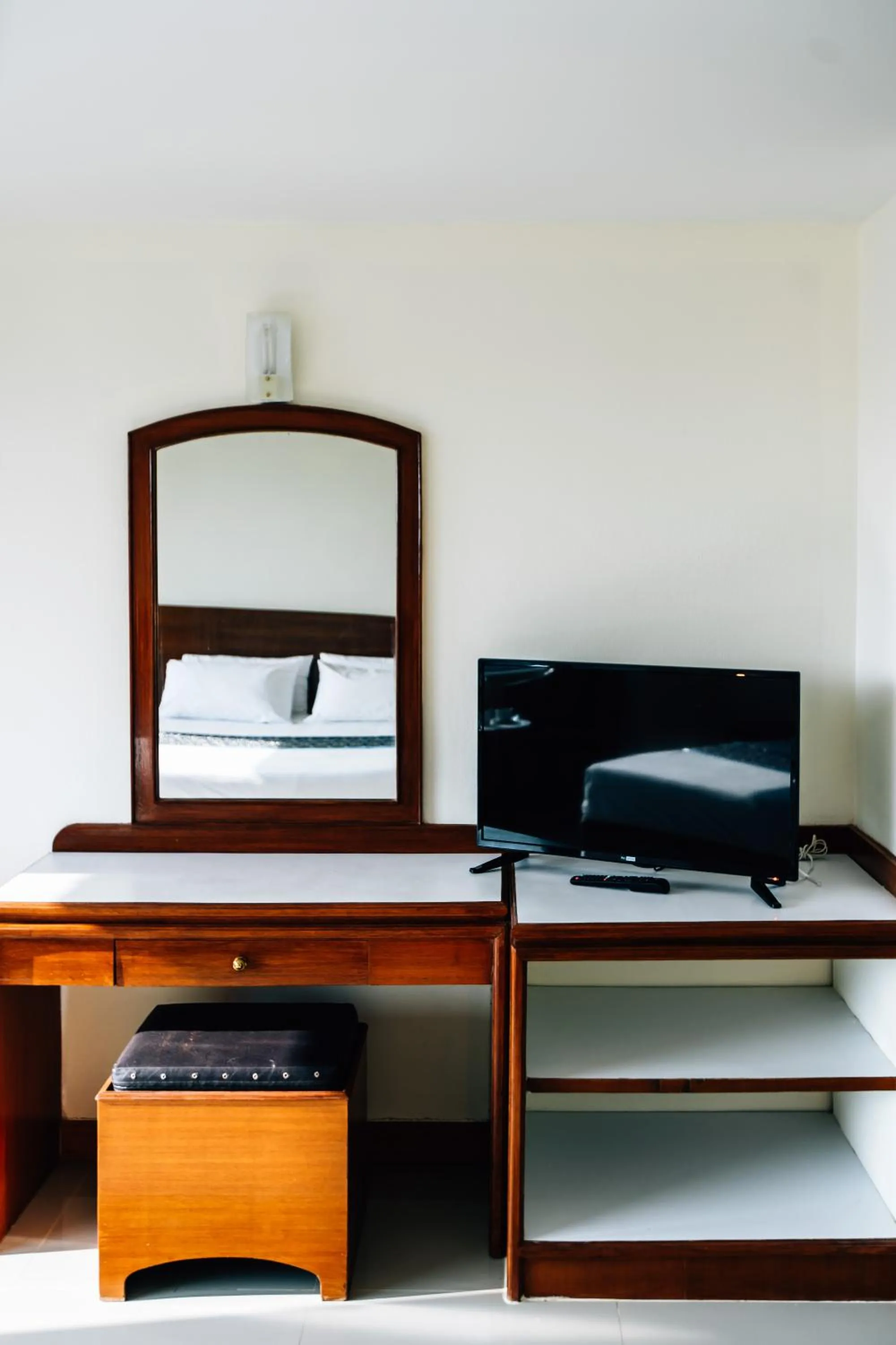 Living room, Bed in Sinkiat Thani Hotel