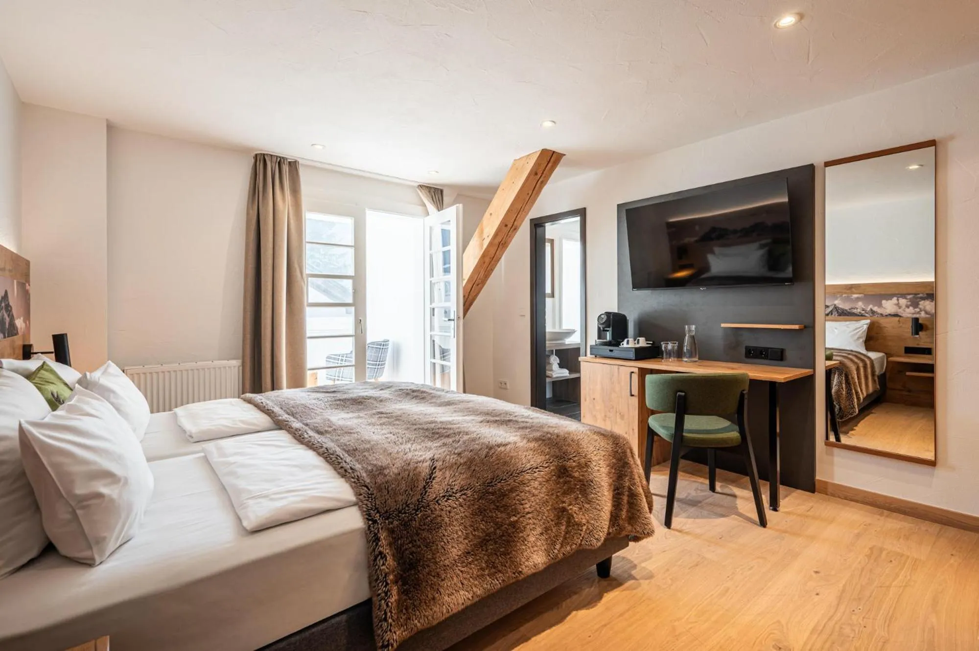 Photo of the whole room, Bed in Alpin Lifestyle Hotel Löwen & Strauss