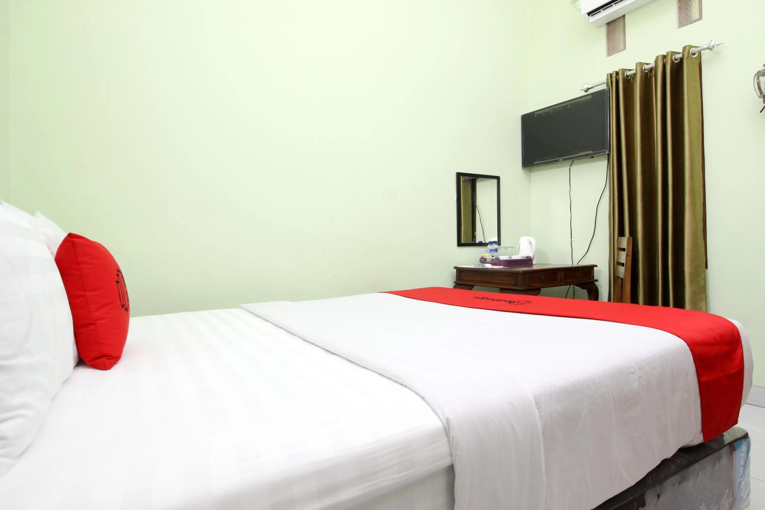 Bedroom in RedDoorz Plus near Taman Sari