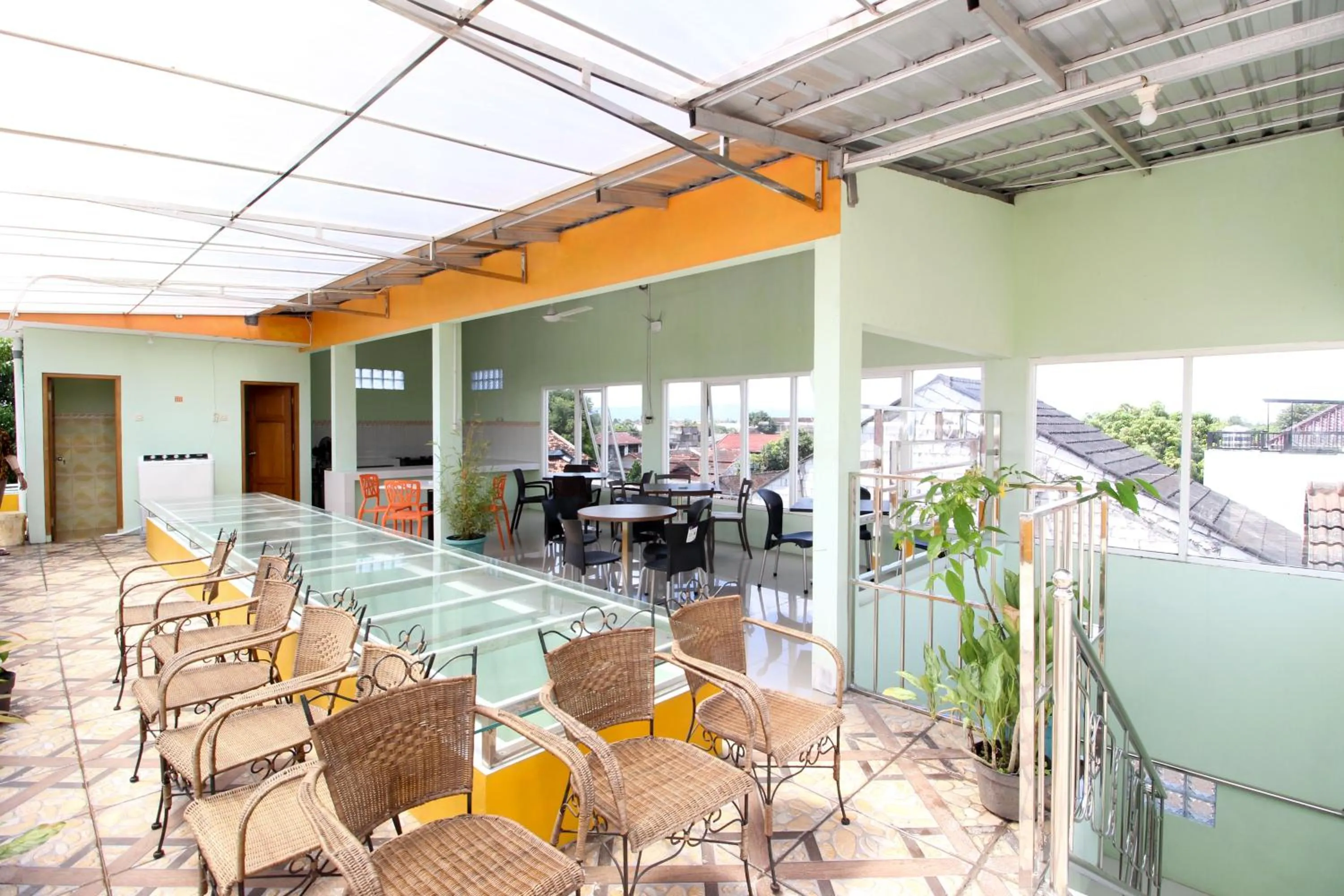 Restaurant/places to eat in RedDoorz Plus near Taman Sari