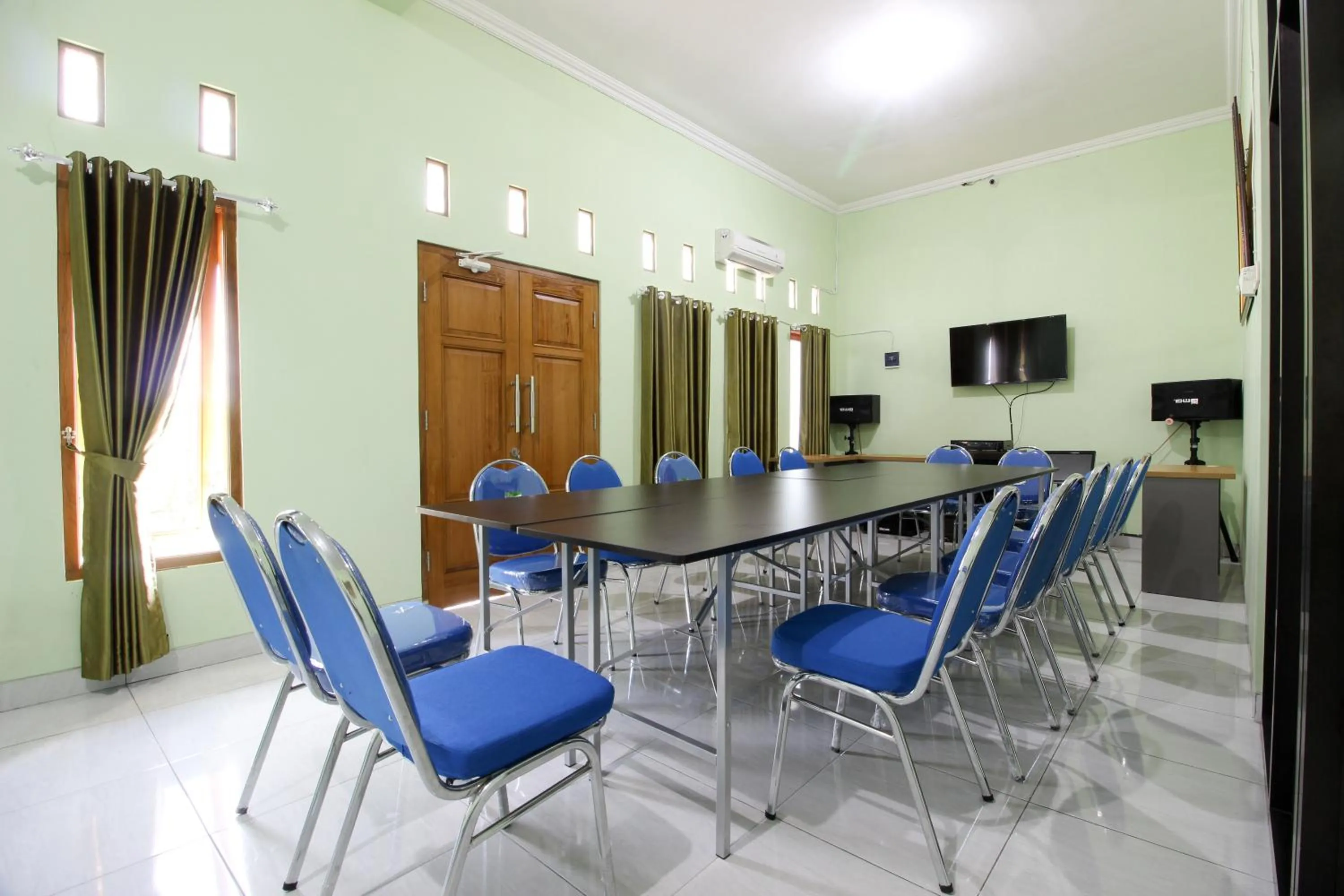 Area and facilities in RedDoorz Plus near Taman Sari