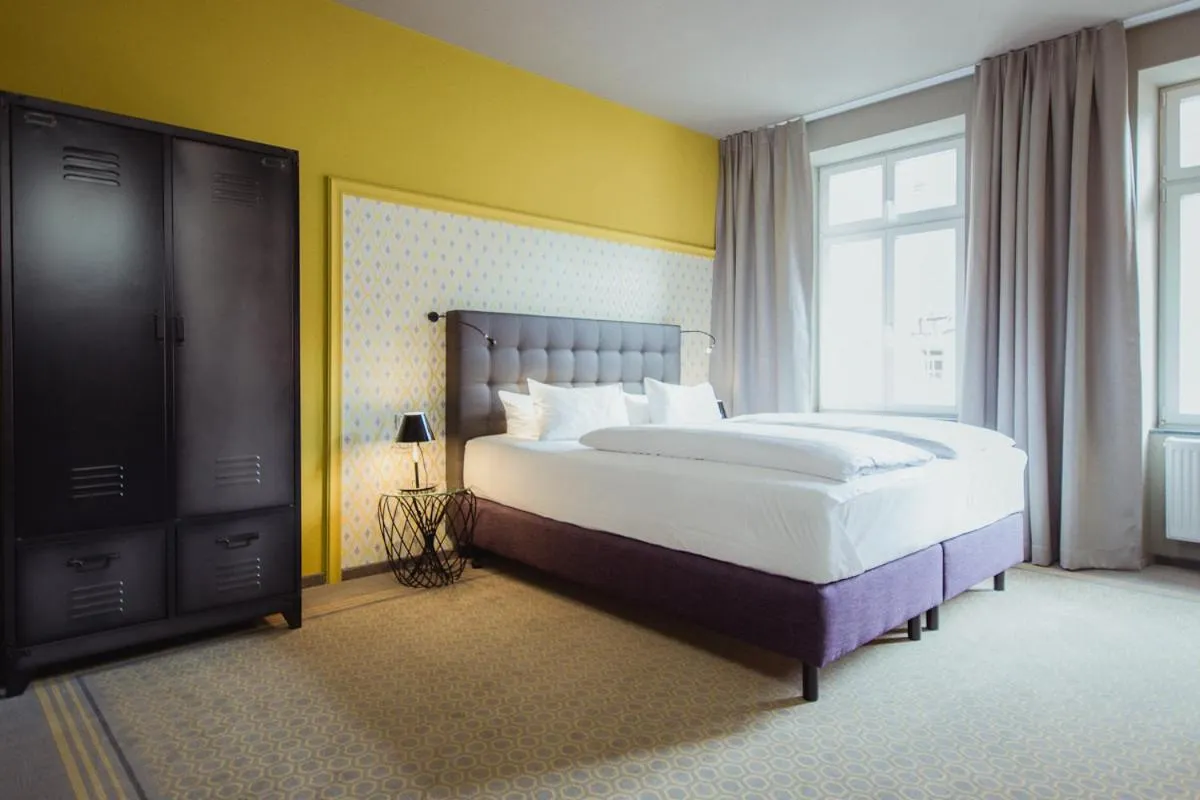 Bed in Hotel Goldene Traube - by Neugart