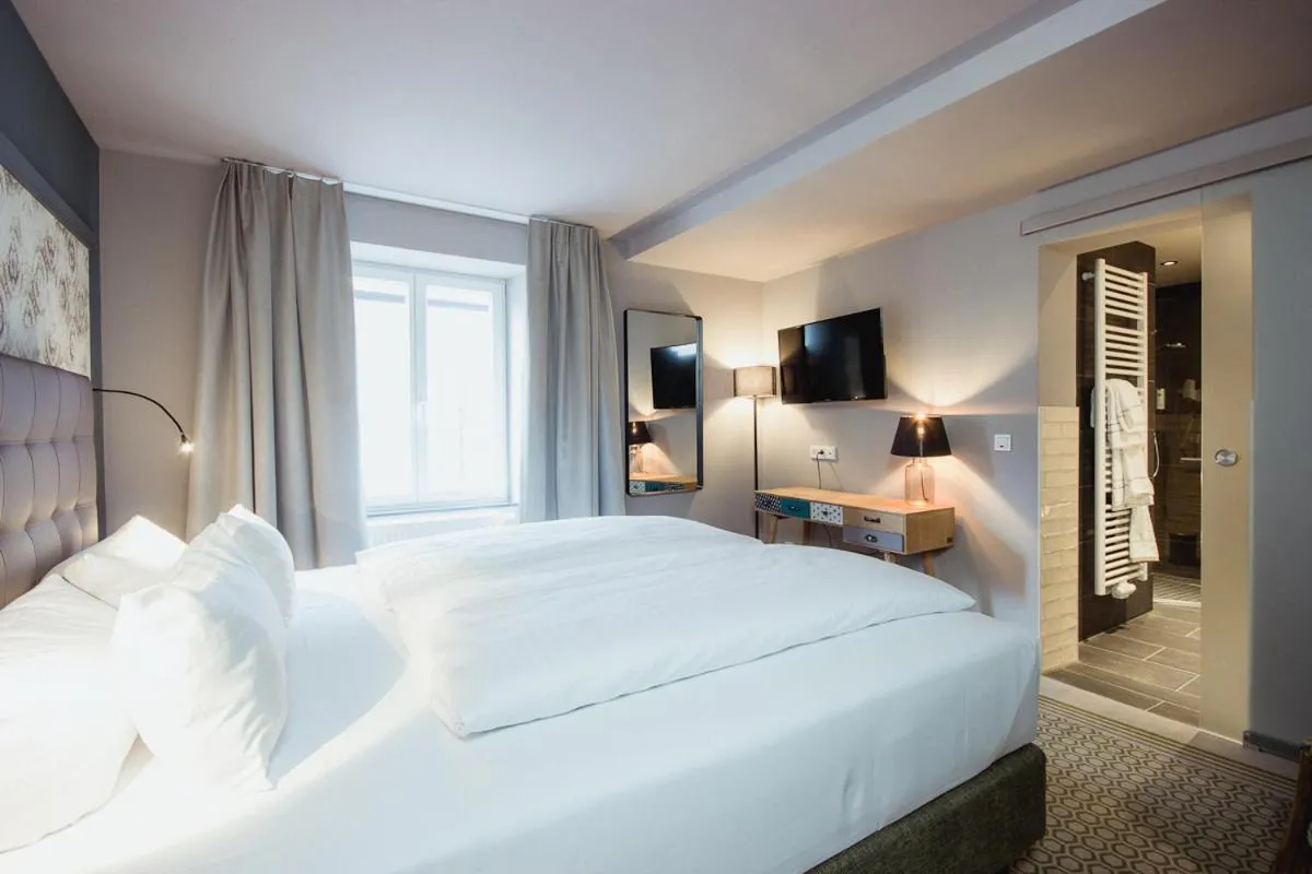 Bed in Hotel Goldene Traube - by Neugart