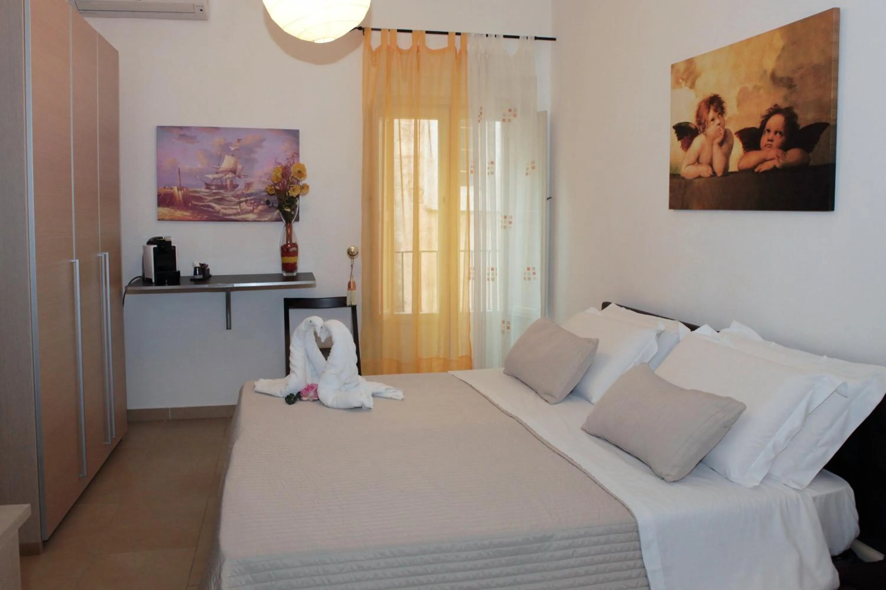 Photo of the whole room, Bed in La Corte Di Ibla