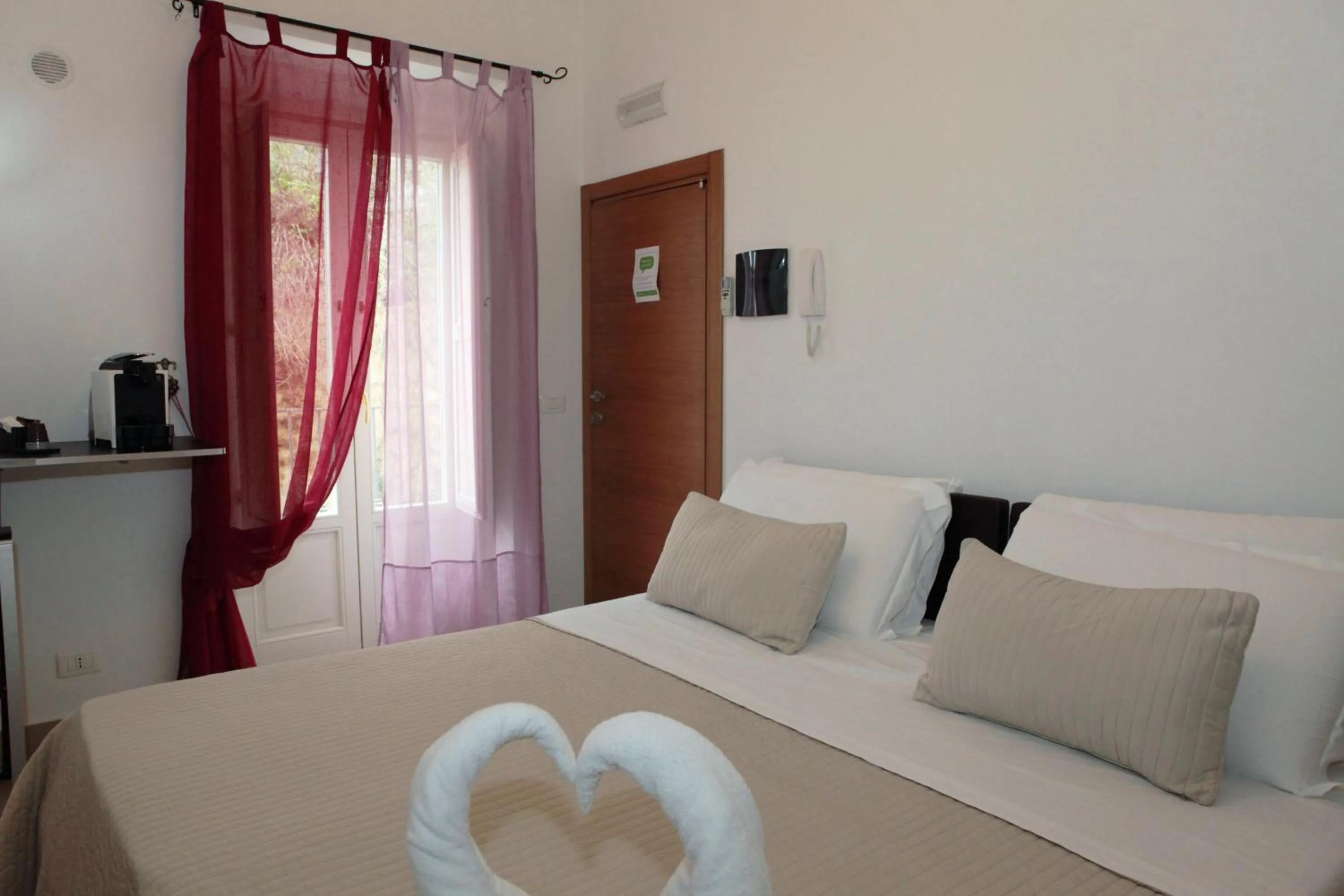 Photo of the whole room, Bed in La Corte Di Ibla