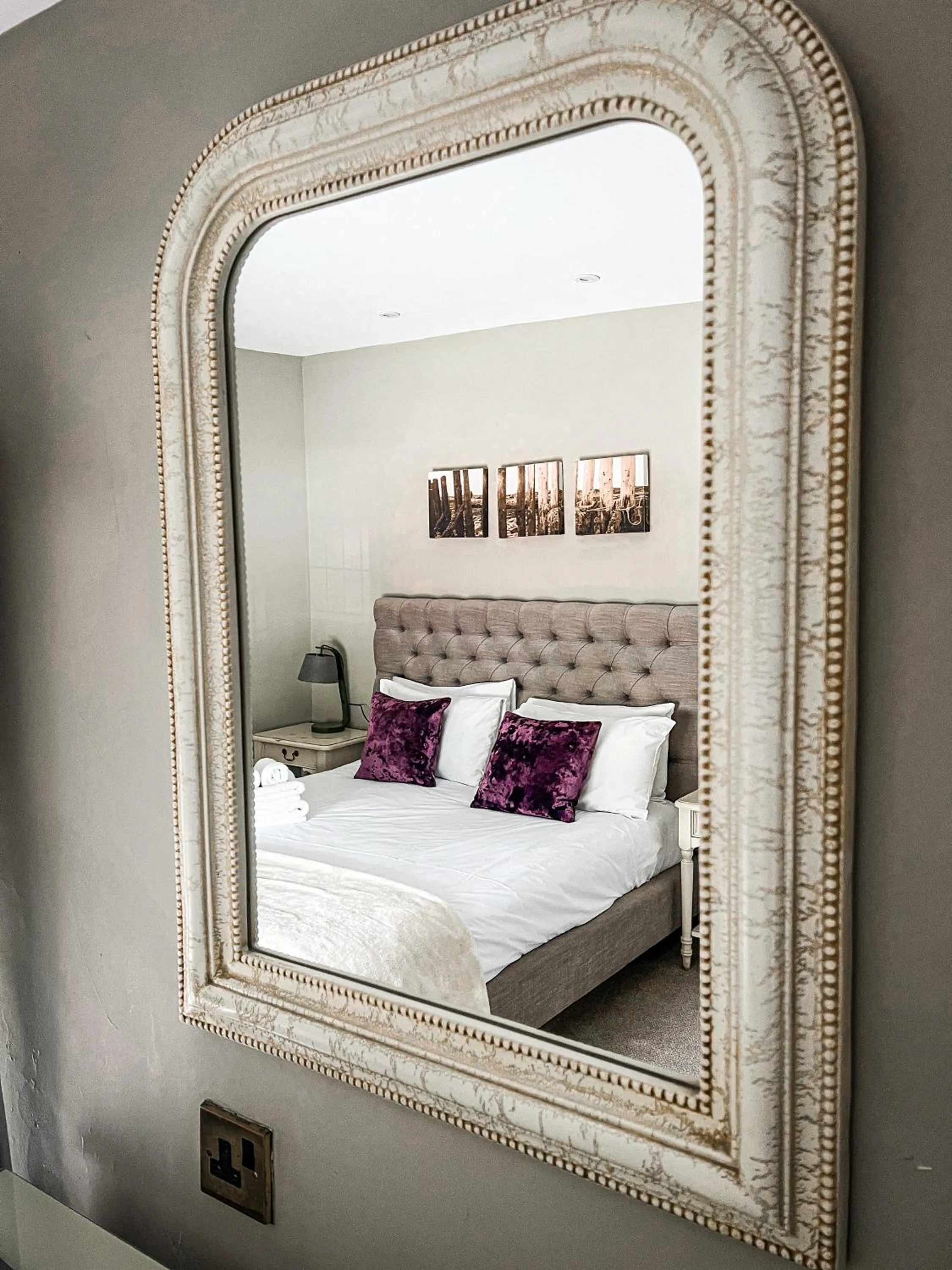 Coffee/tea facilities, Bed in Rising Sun Hotel