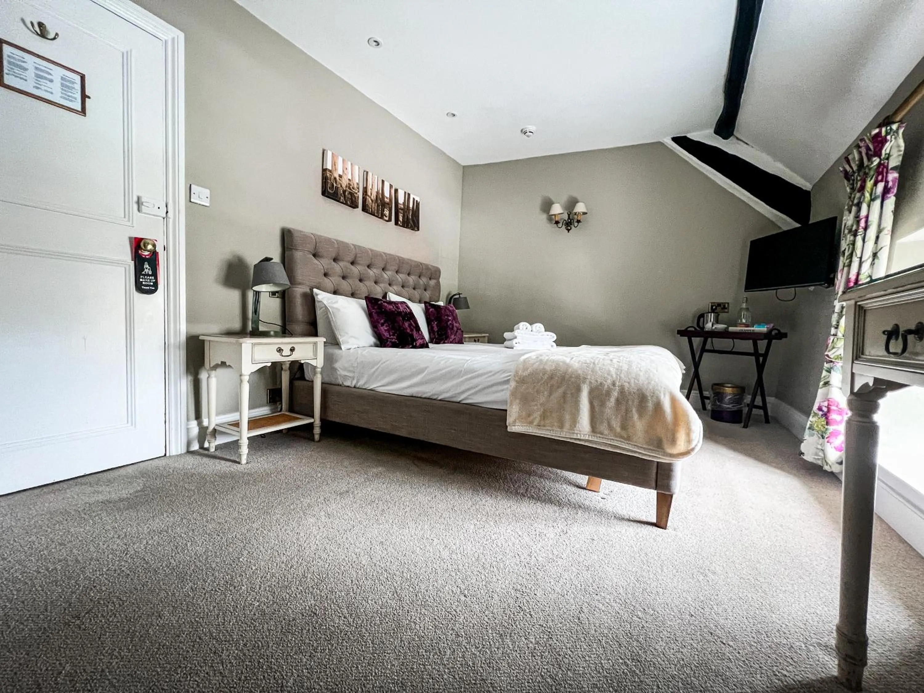 Coffee/tea facilities, Bed in Rising Sun Hotel