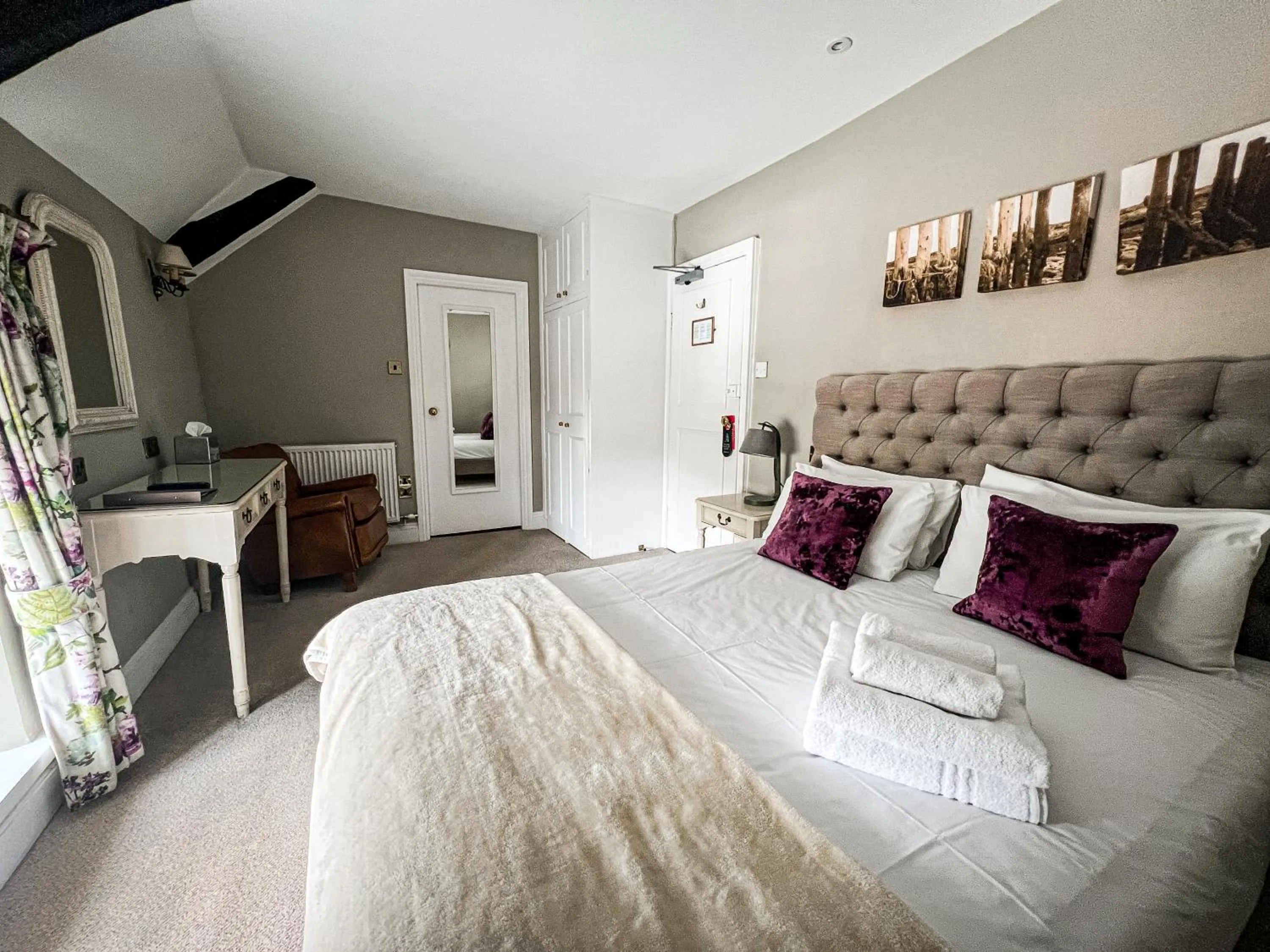 Toilet, Bed in Rising Sun Hotel