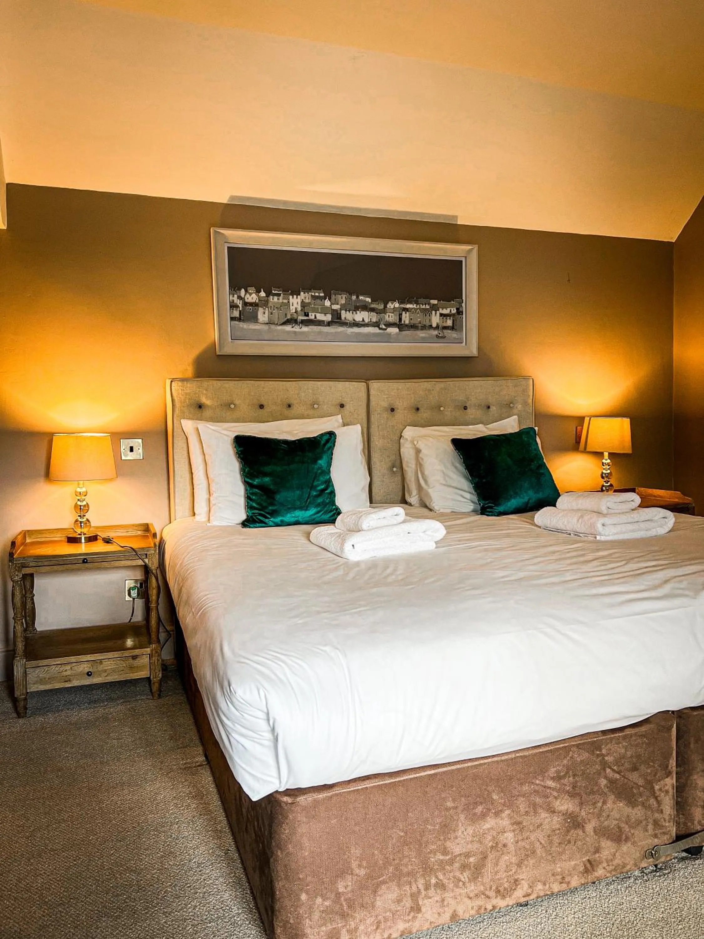 Bedroom, Bed in Rising Sun Hotel