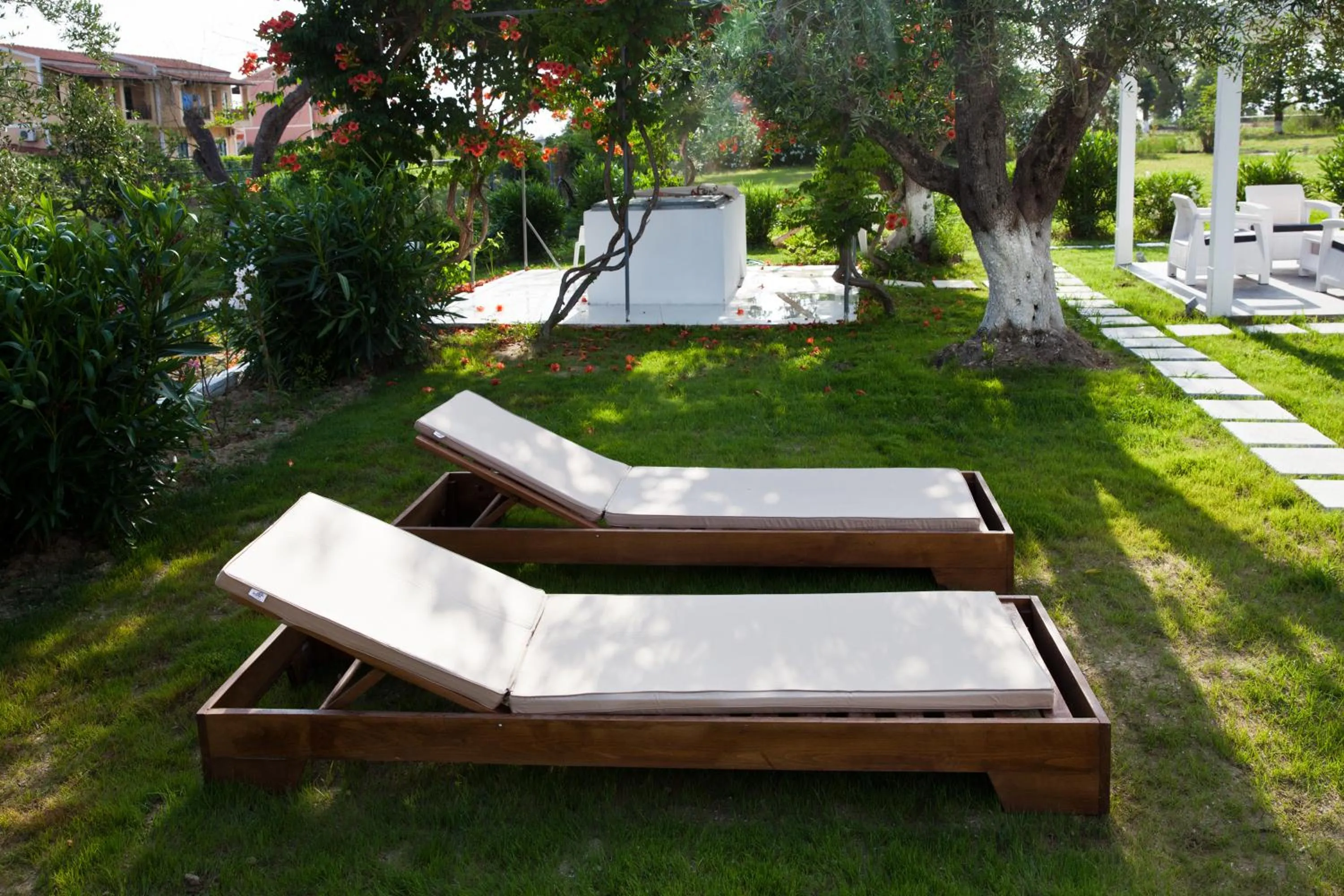 Garden in Sun 'n Chill, Boutique Apartments & Beach Villa