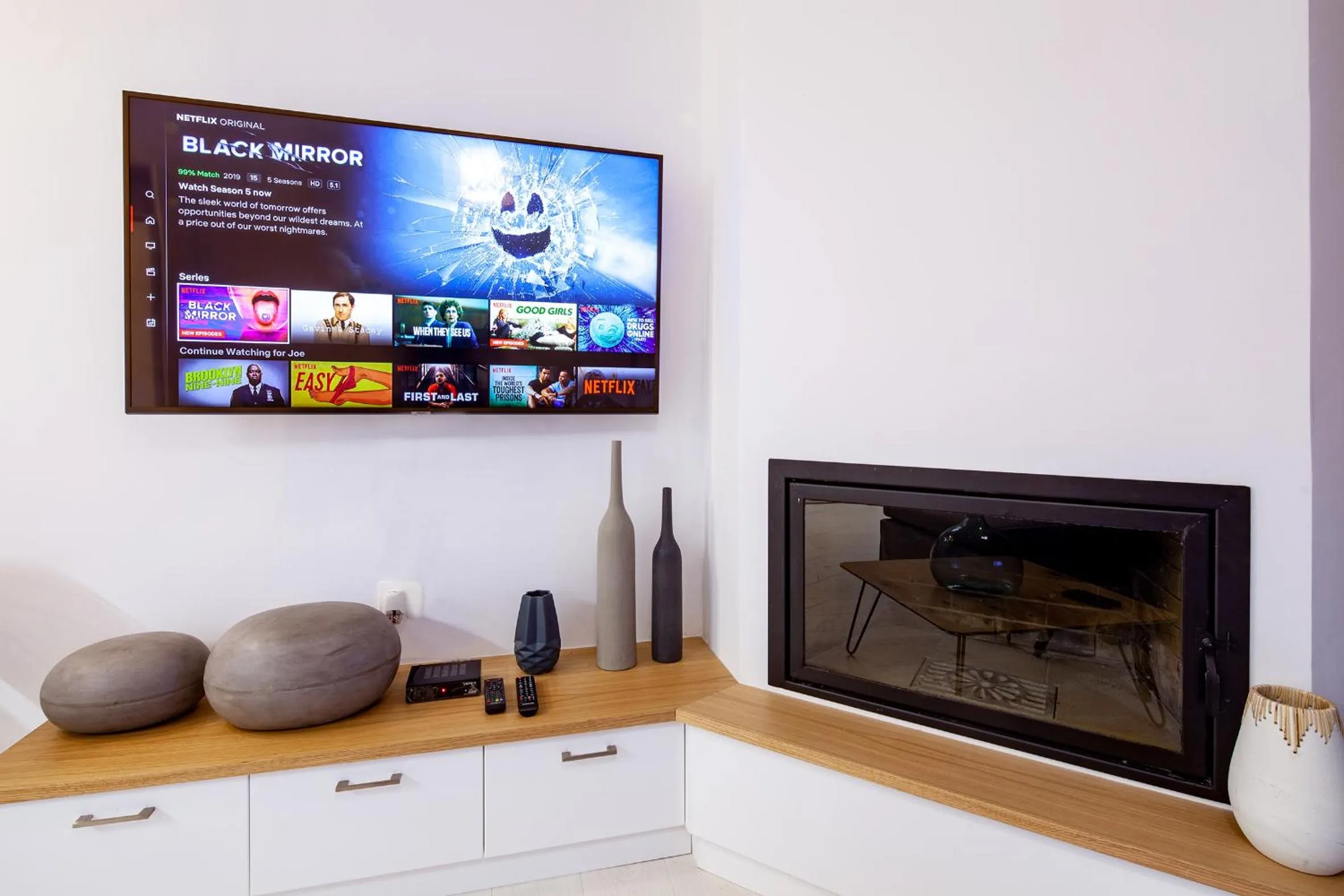 TV and multimedia in Sun 'n Chill, Boutique Apartments & Beach Villa