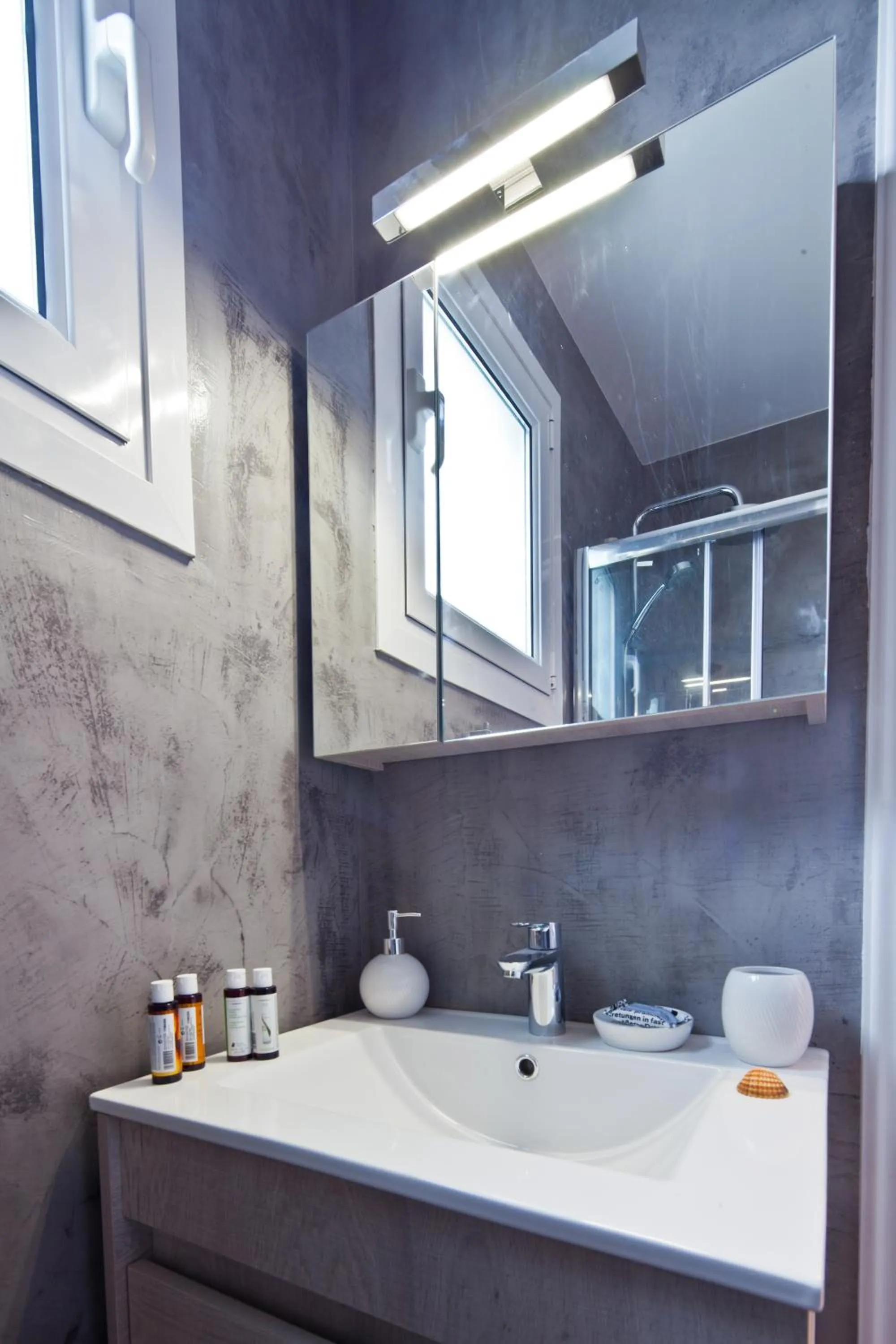 Bathroom in Sun 'n Chill, Boutique Apartments & Beach Villa