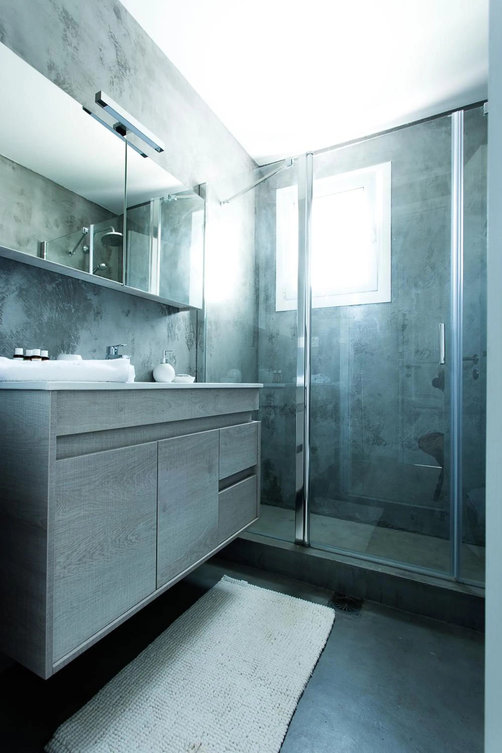 Bathroom in Sun 'n Chill, Boutique Apartments & Beach Villa