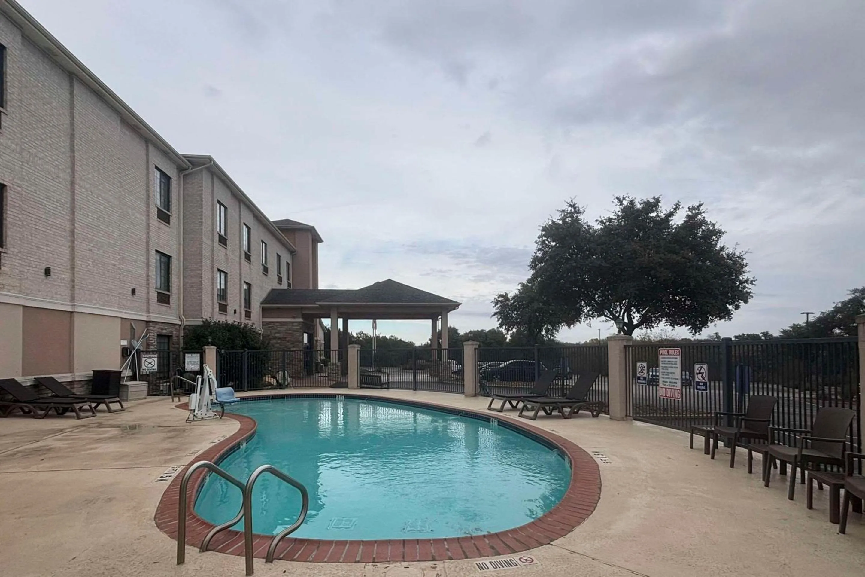 Swimming pool in Comfort Inn & Suites Burnet