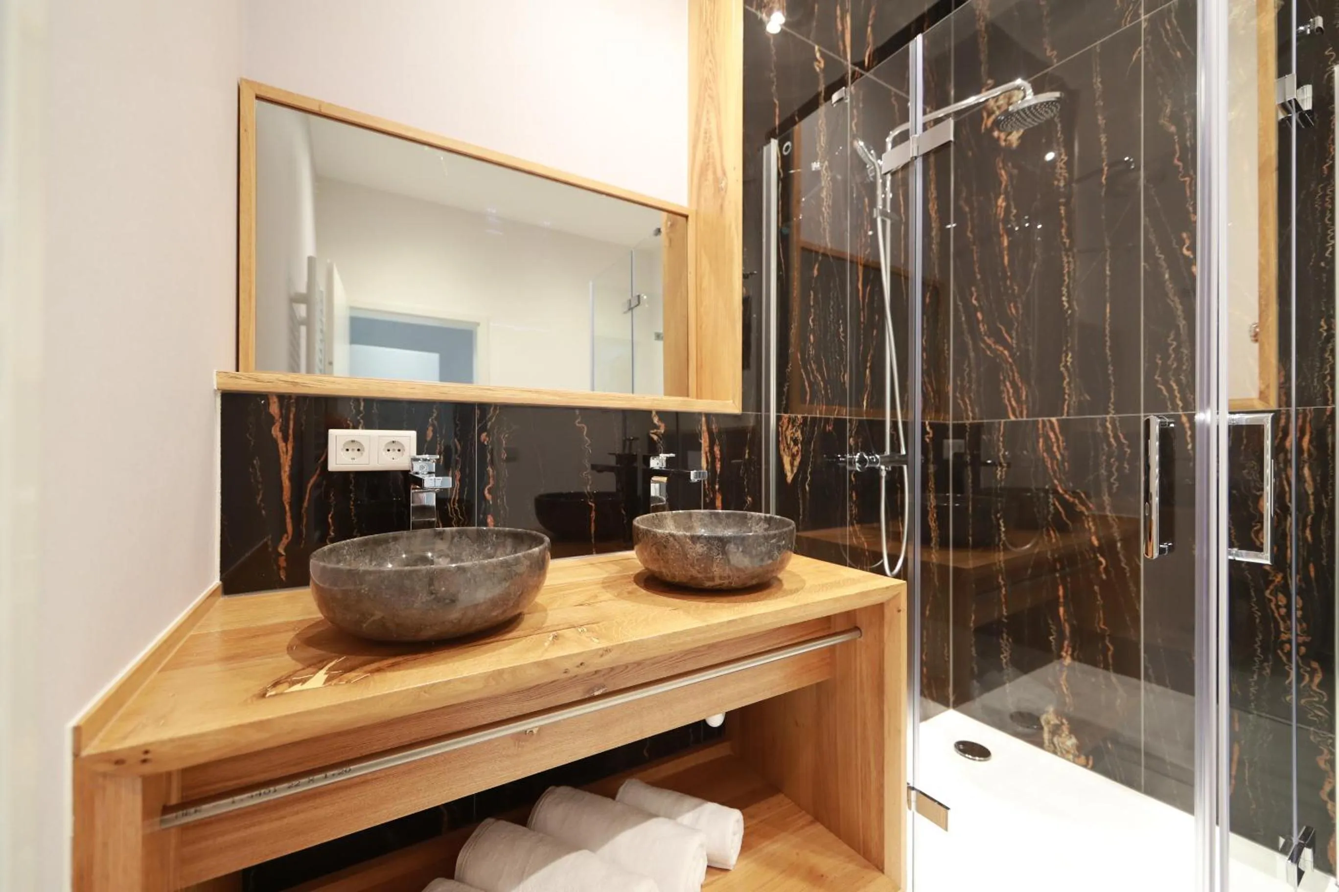 Shower in 36 Phô Cô Hotel & Suites