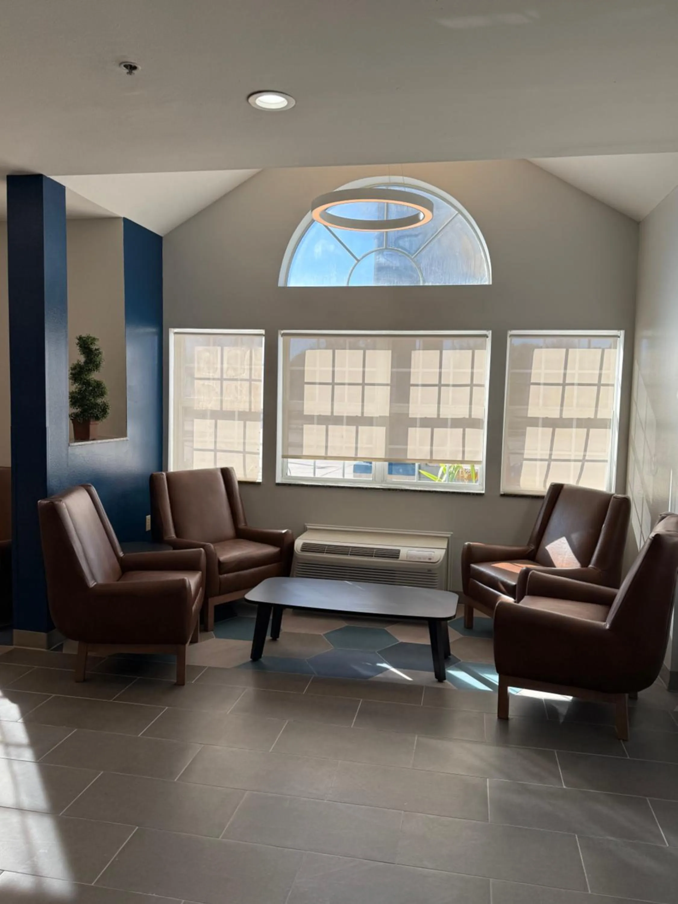 Seating area in Microtel Inn and Suites Baton Rouge Airport