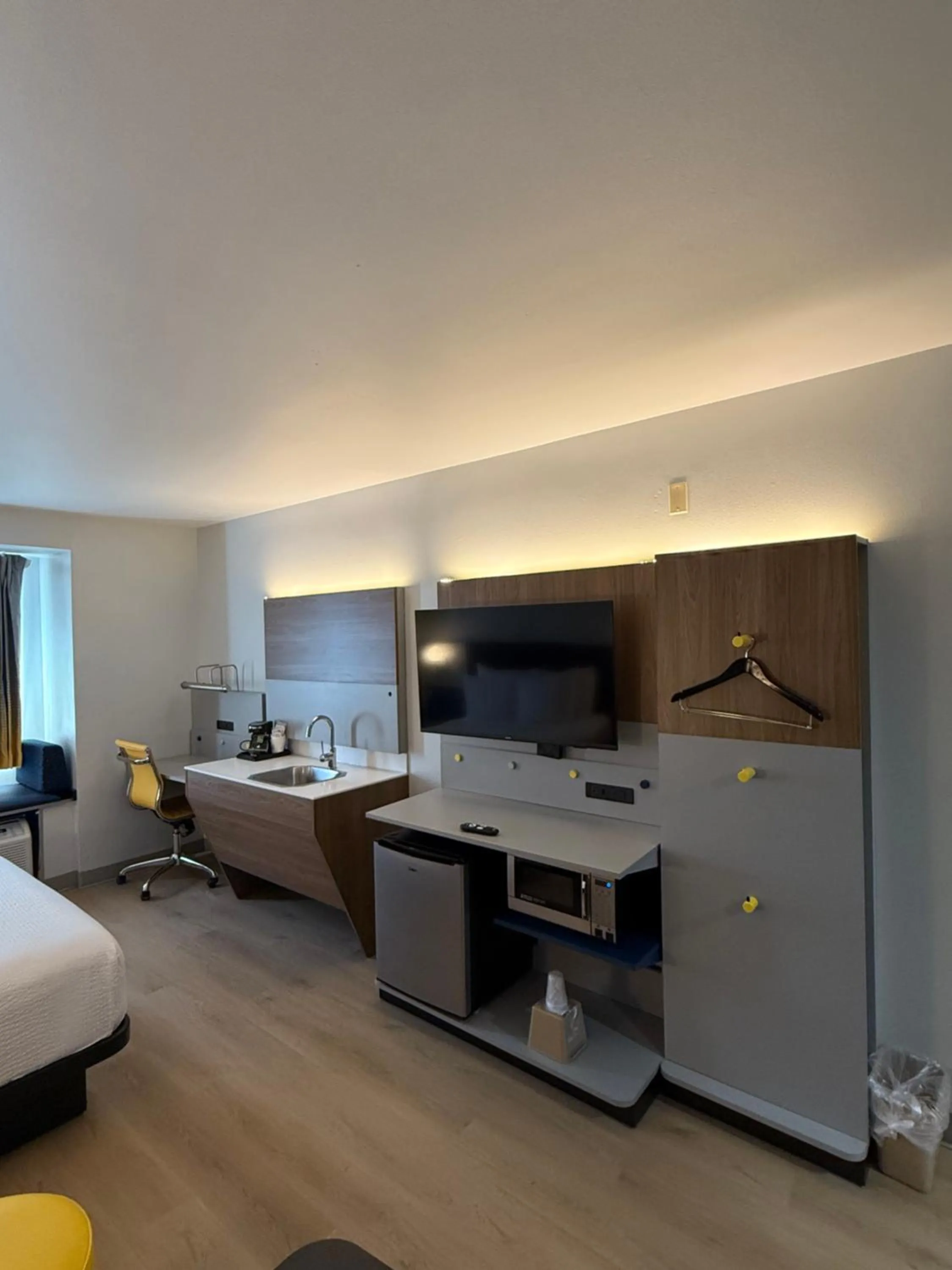 Kitchen or kitchenette, Bed in Microtel Inn and Suites Baton Rouge Airport