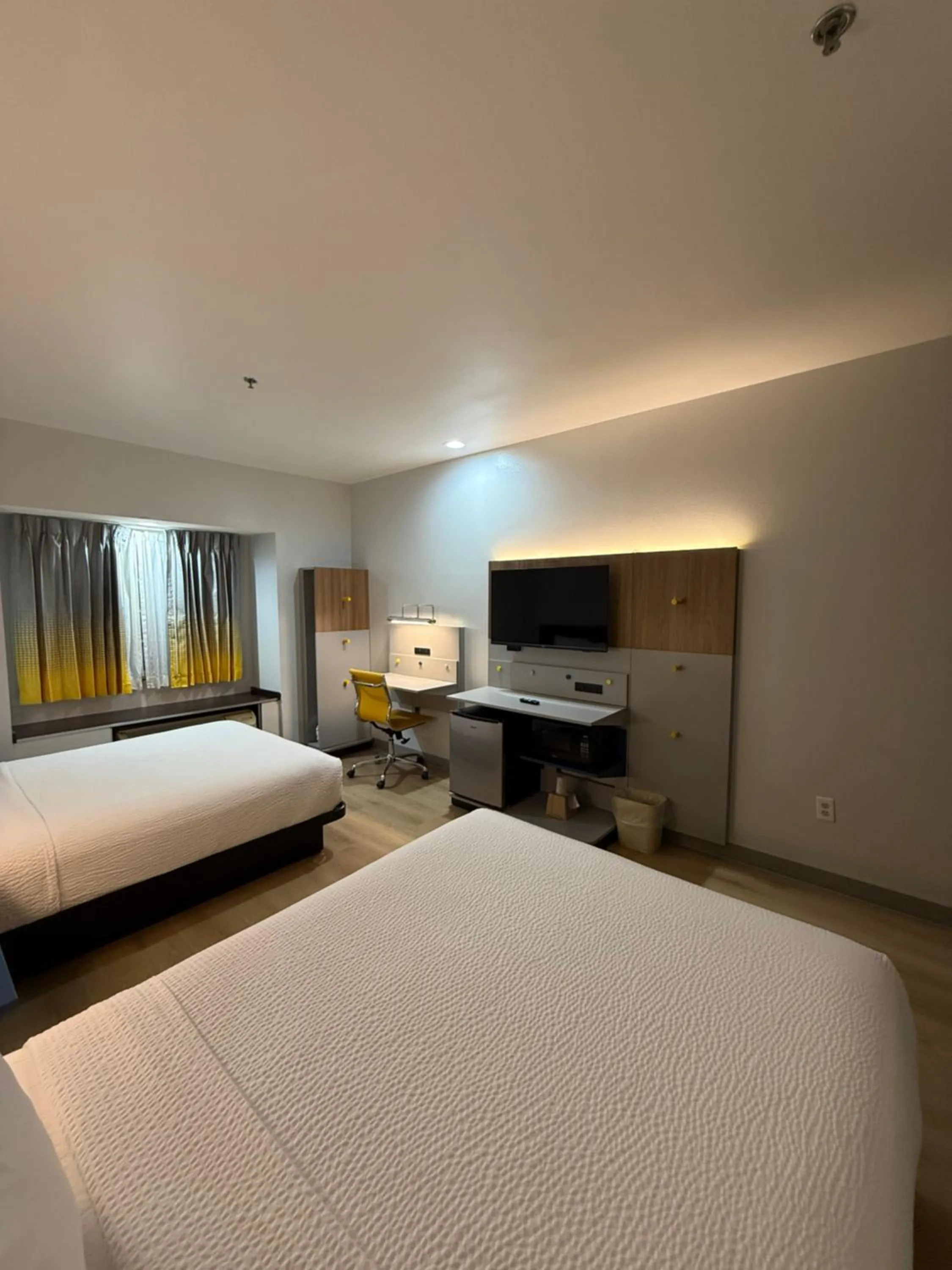 Photo of the whole room, Bed in Microtel Inn and Suites Baton Rouge Airport