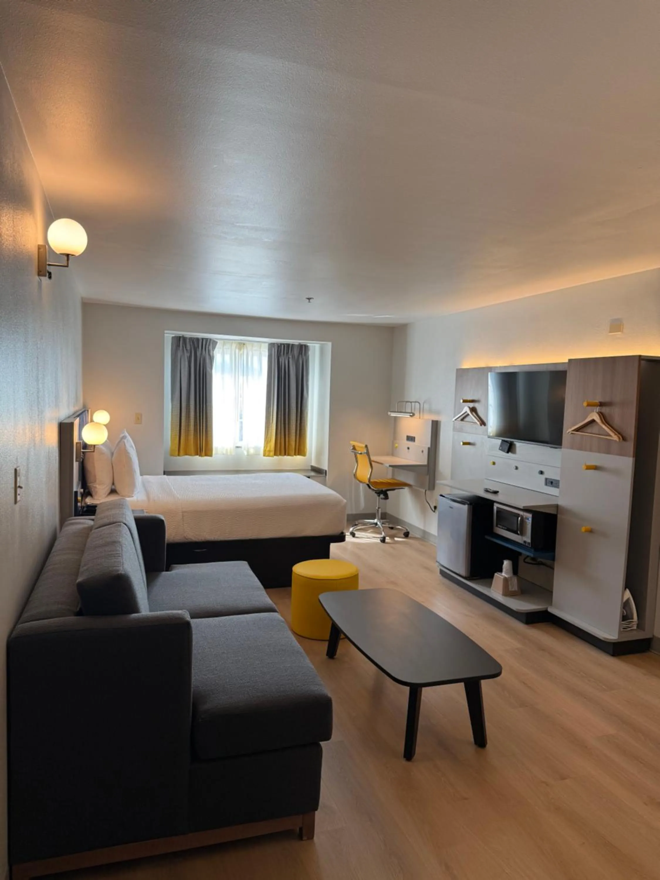 TV and multimedia, Bed in Microtel Inn and Suites Baton Rouge Airport