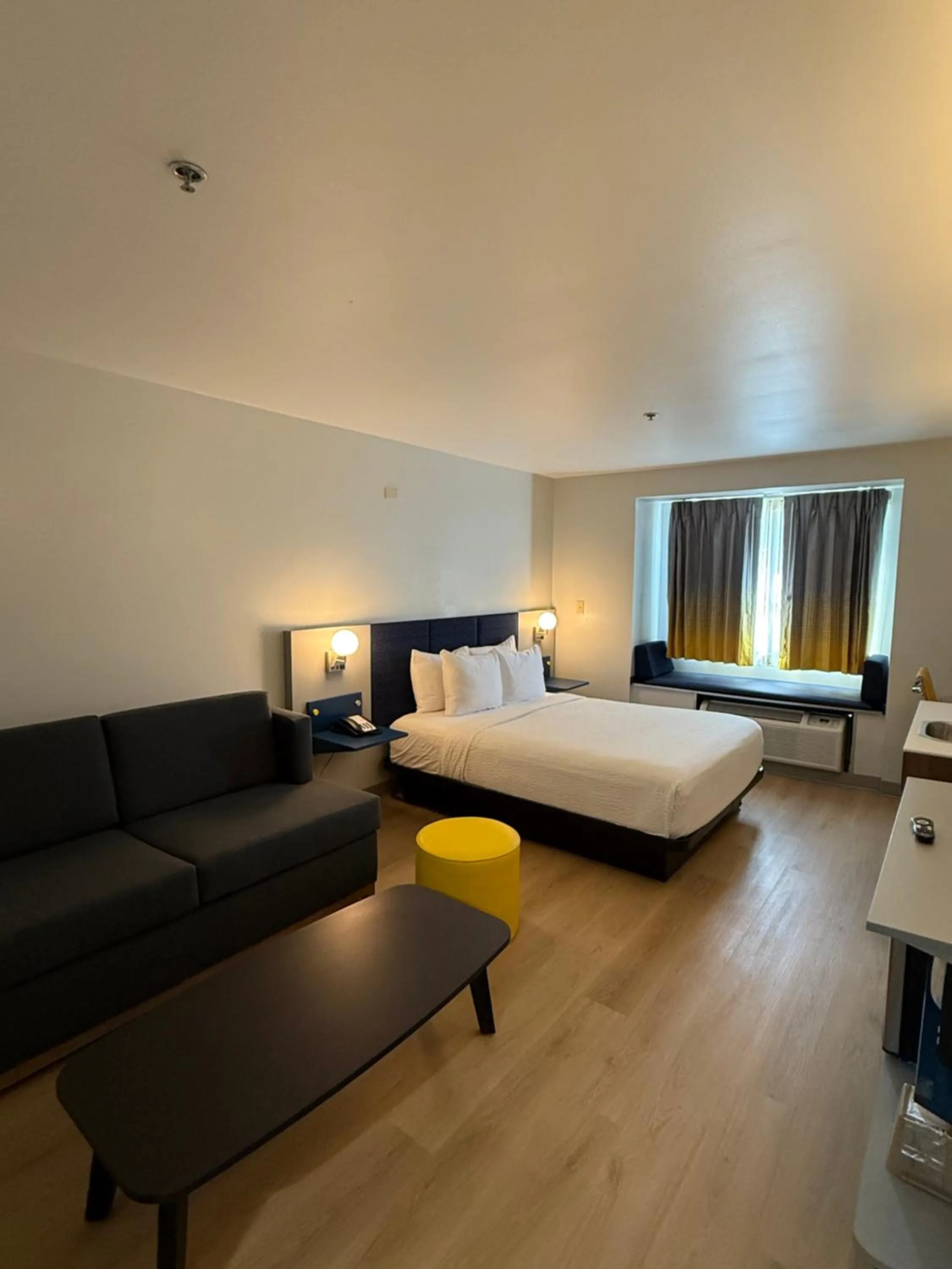 Living room, Bed in Microtel Inn and Suites Baton Rouge Airport