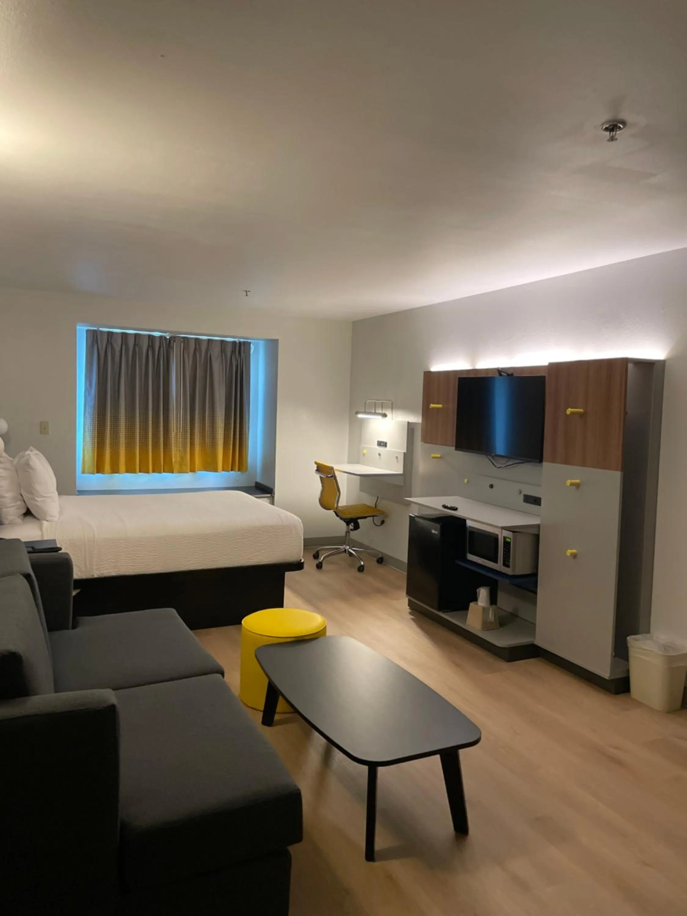 TV and multimedia, Bed in Microtel Inn and Suites Baton Rouge Airport