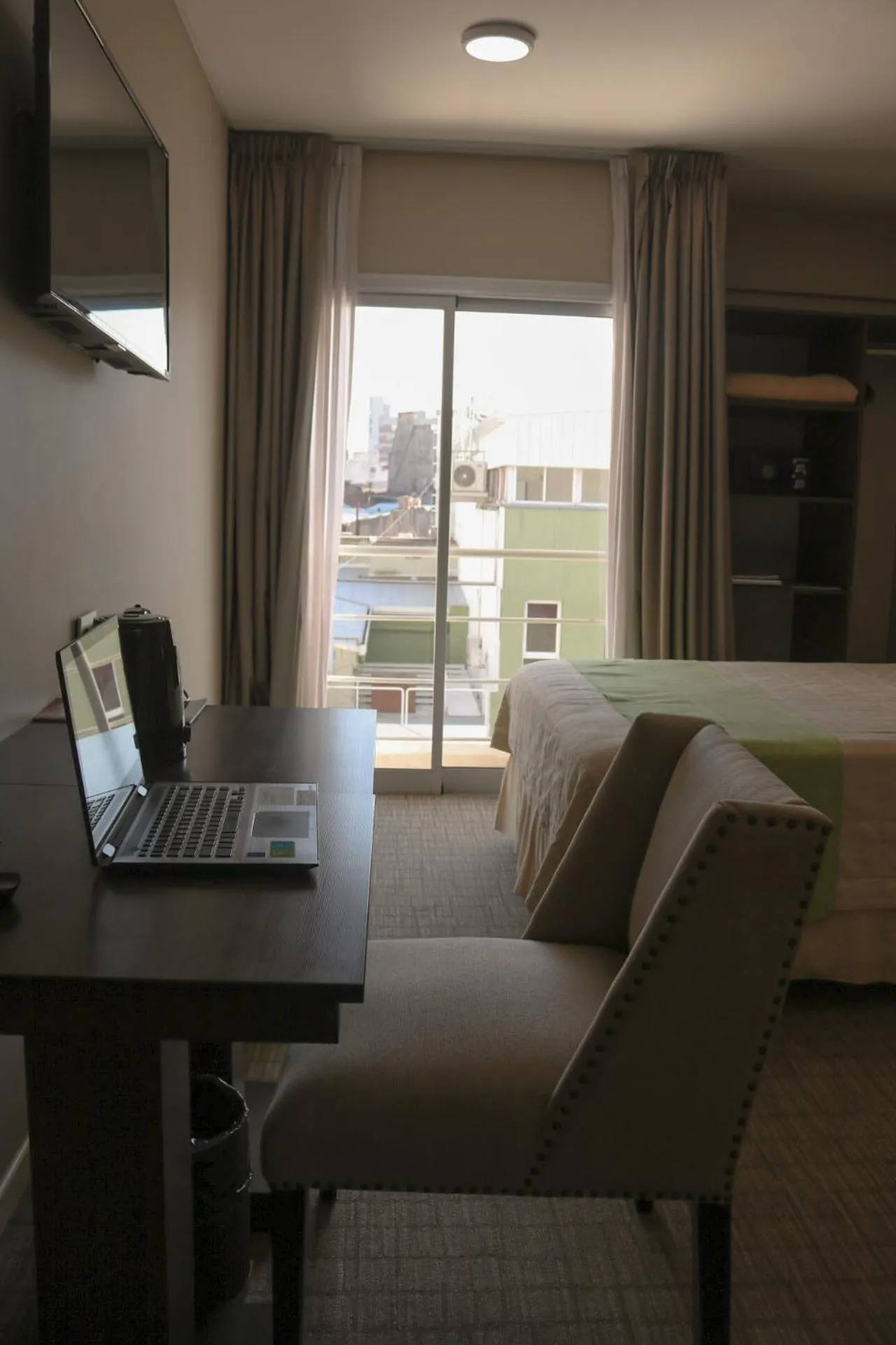 TV and multimedia in Days Inn & Suites by Wyndham La Plata