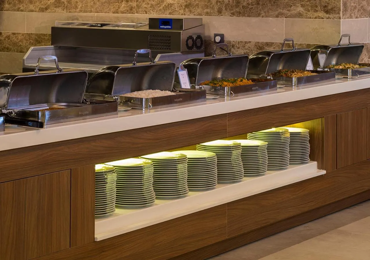 Food and drinks in Ramada Plaza by Wyndham Rize