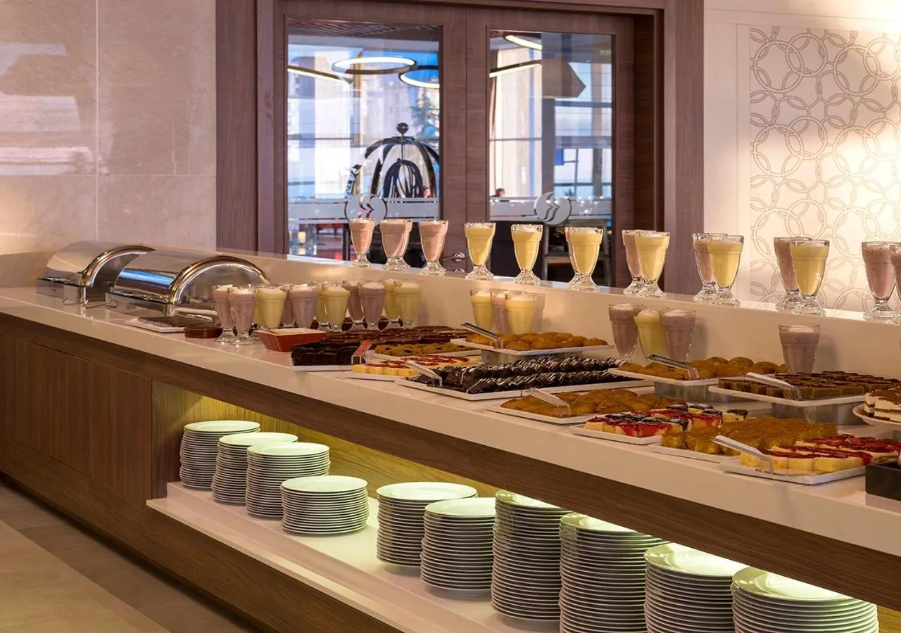 Food and drinks in Ramada Plaza by Wyndham Rize