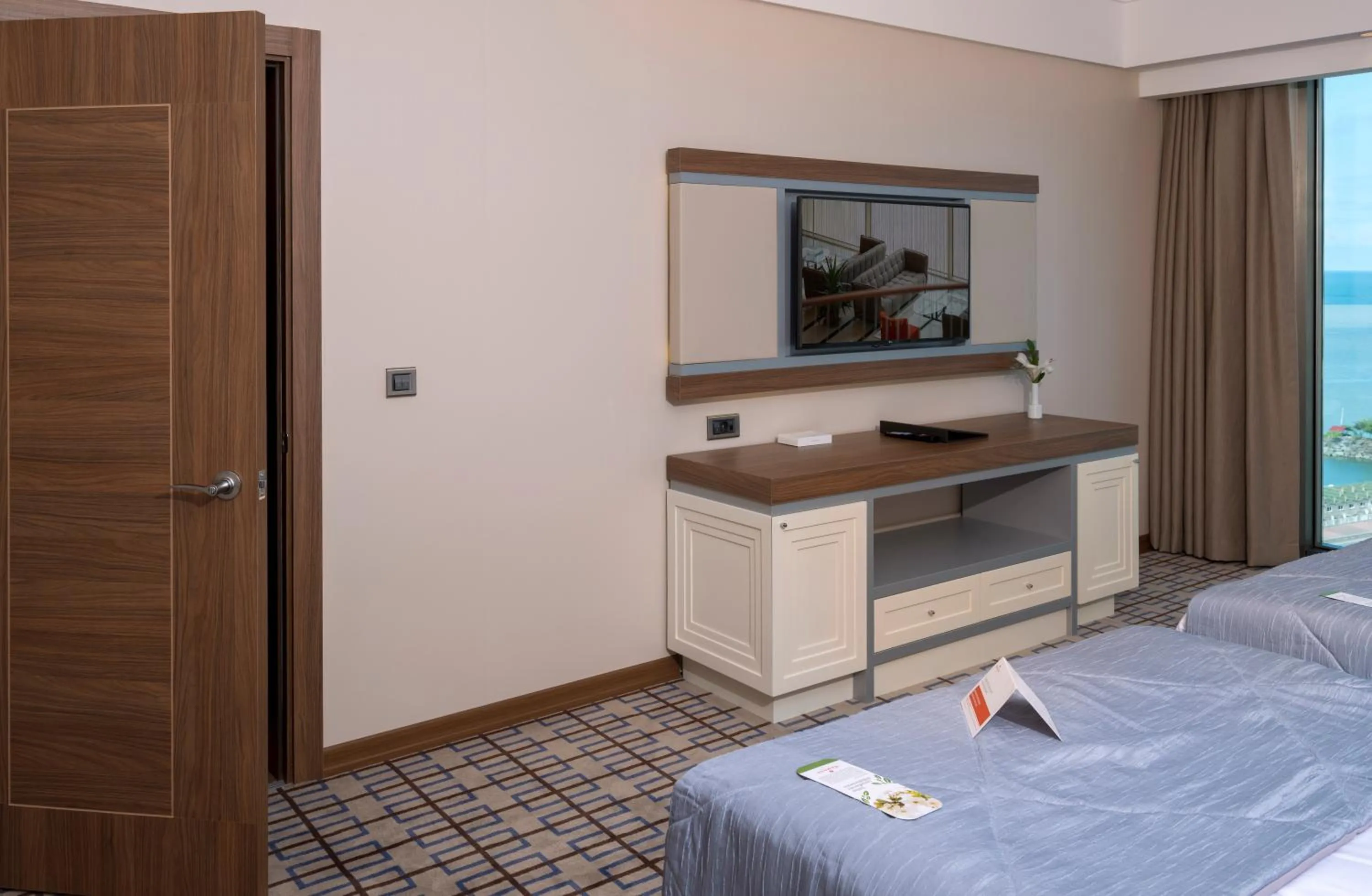 Communal lounge/ TV room, Bed in Ramada Plaza by Wyndham Rize