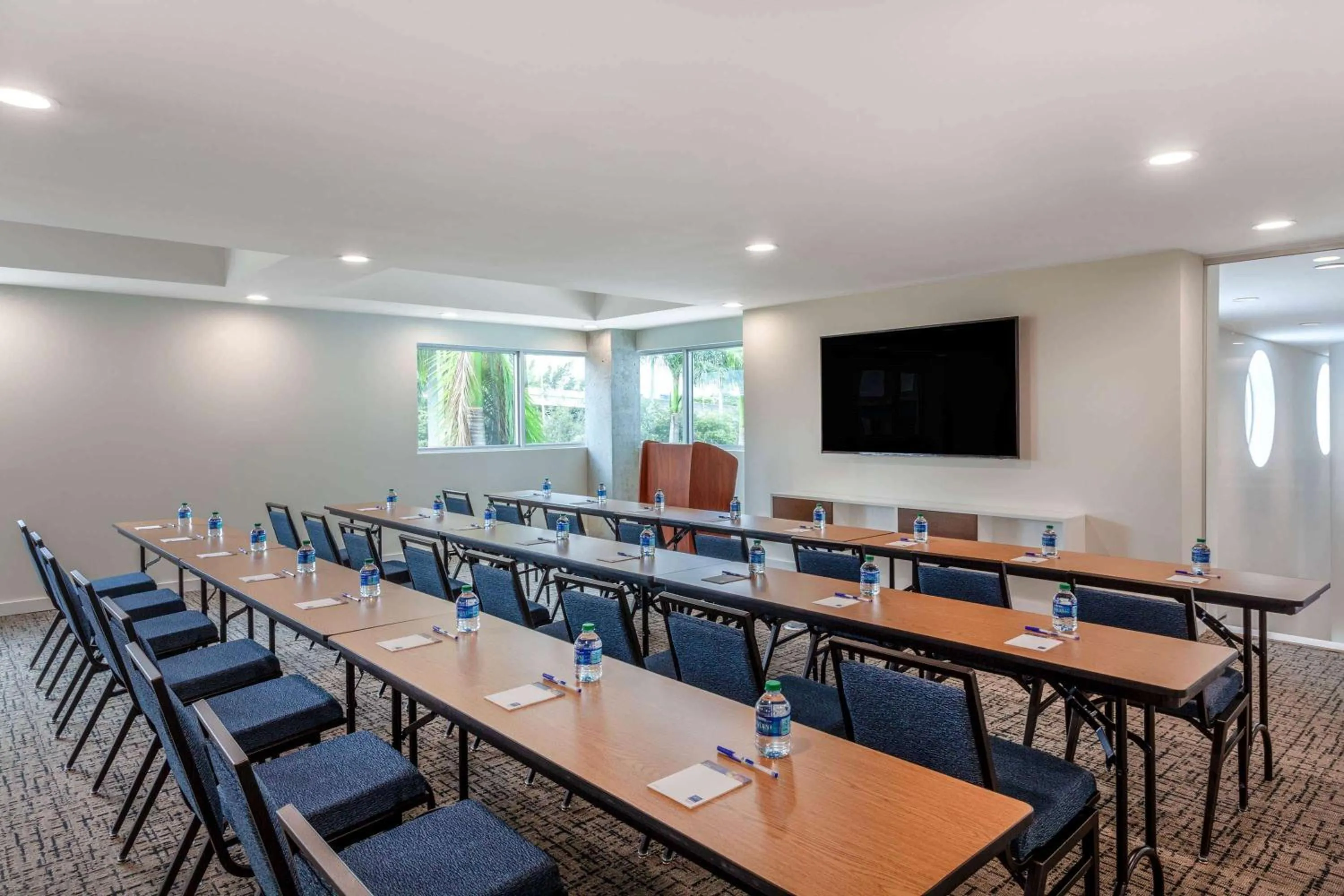 Meeting/conference room in Maritime Hotel Fort Lauderdale Airport & Cruiseport