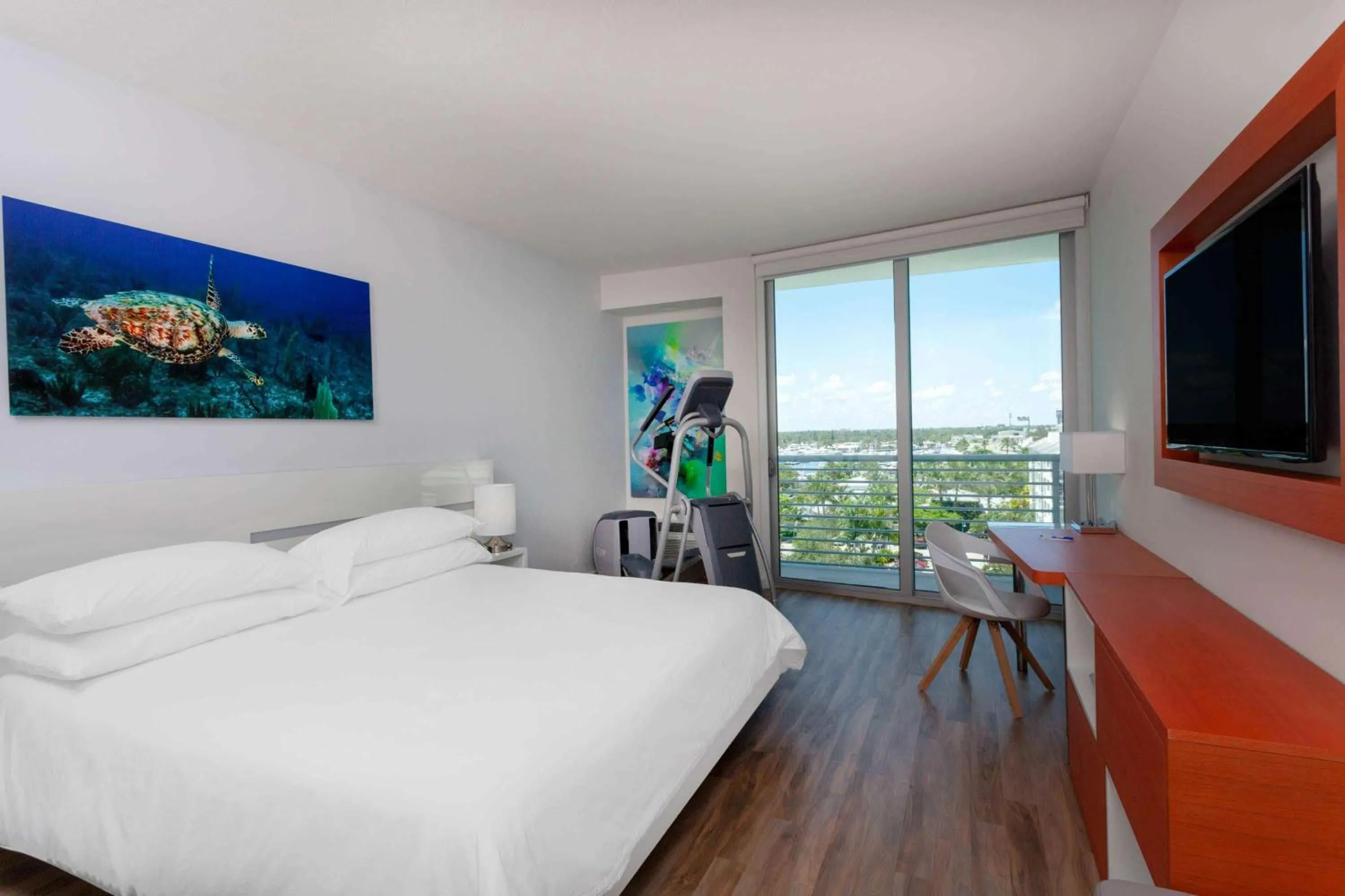 Bed in Maritime Hotel Fort Lauderdale Airport & Cruiseport