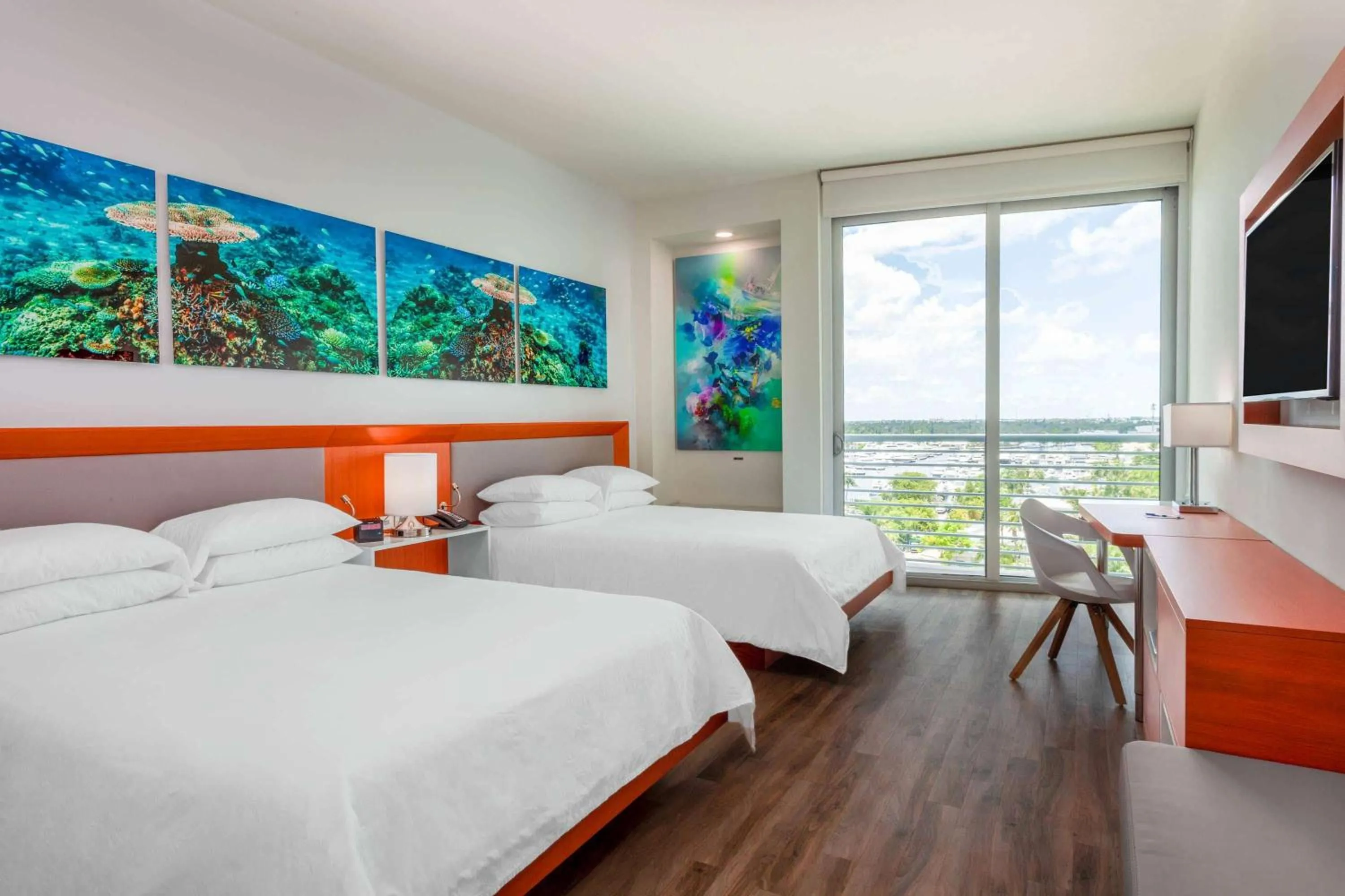 Bed in Maritime Hotel Fort Lauderdale Airport & Cruiseport