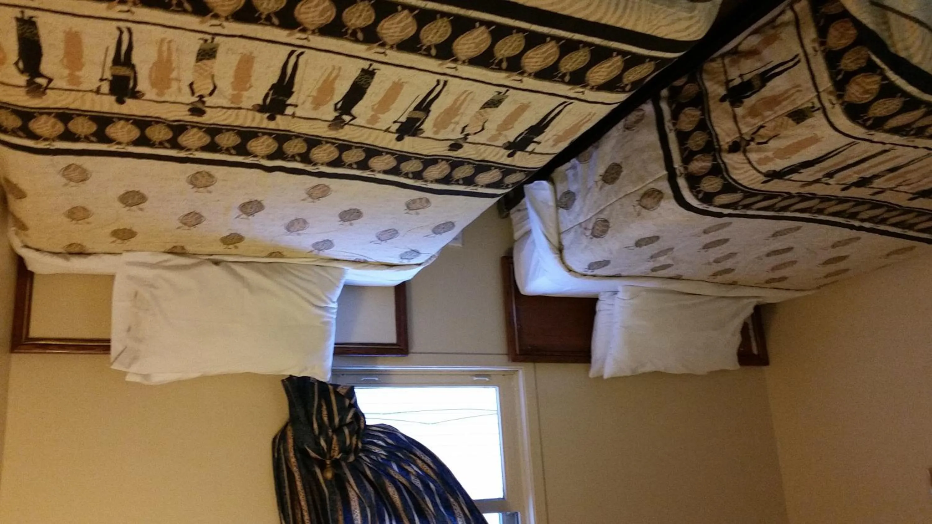 Bed in A Voyageur's Guest House