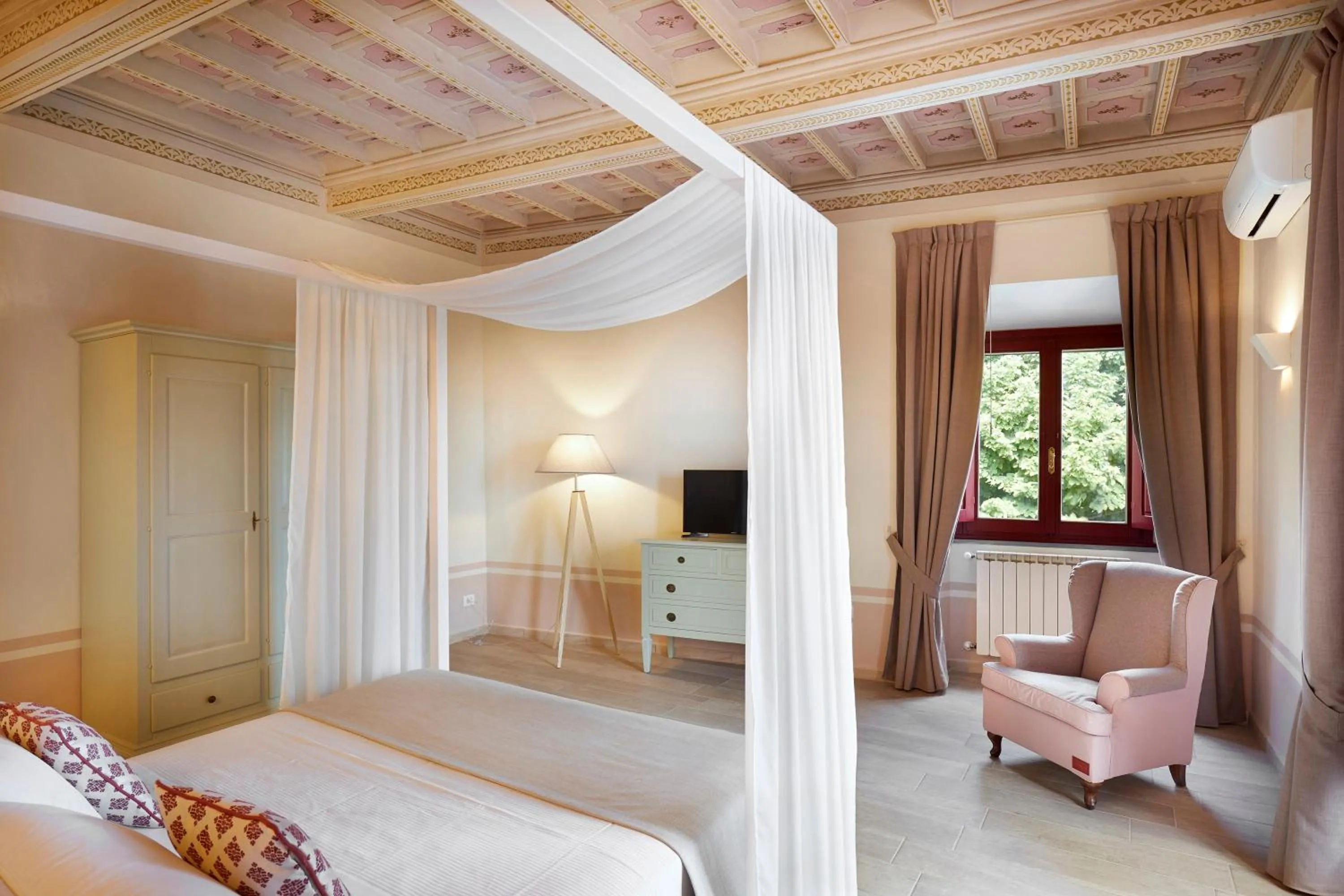 Bed in Tenuta di Artimino member of Meliá Collection Wine Resort