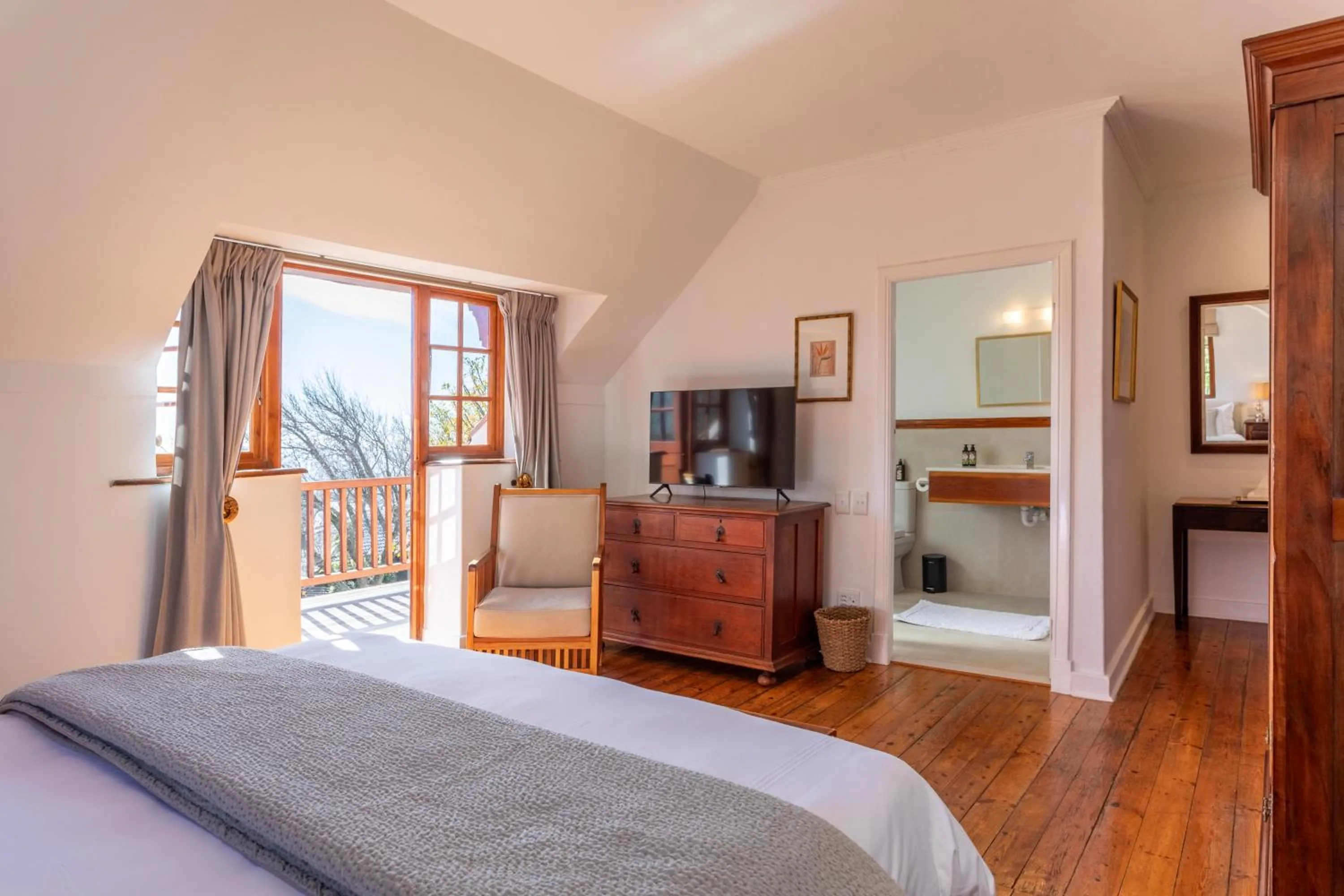 Photo of the whole room, Bed in Acorn House