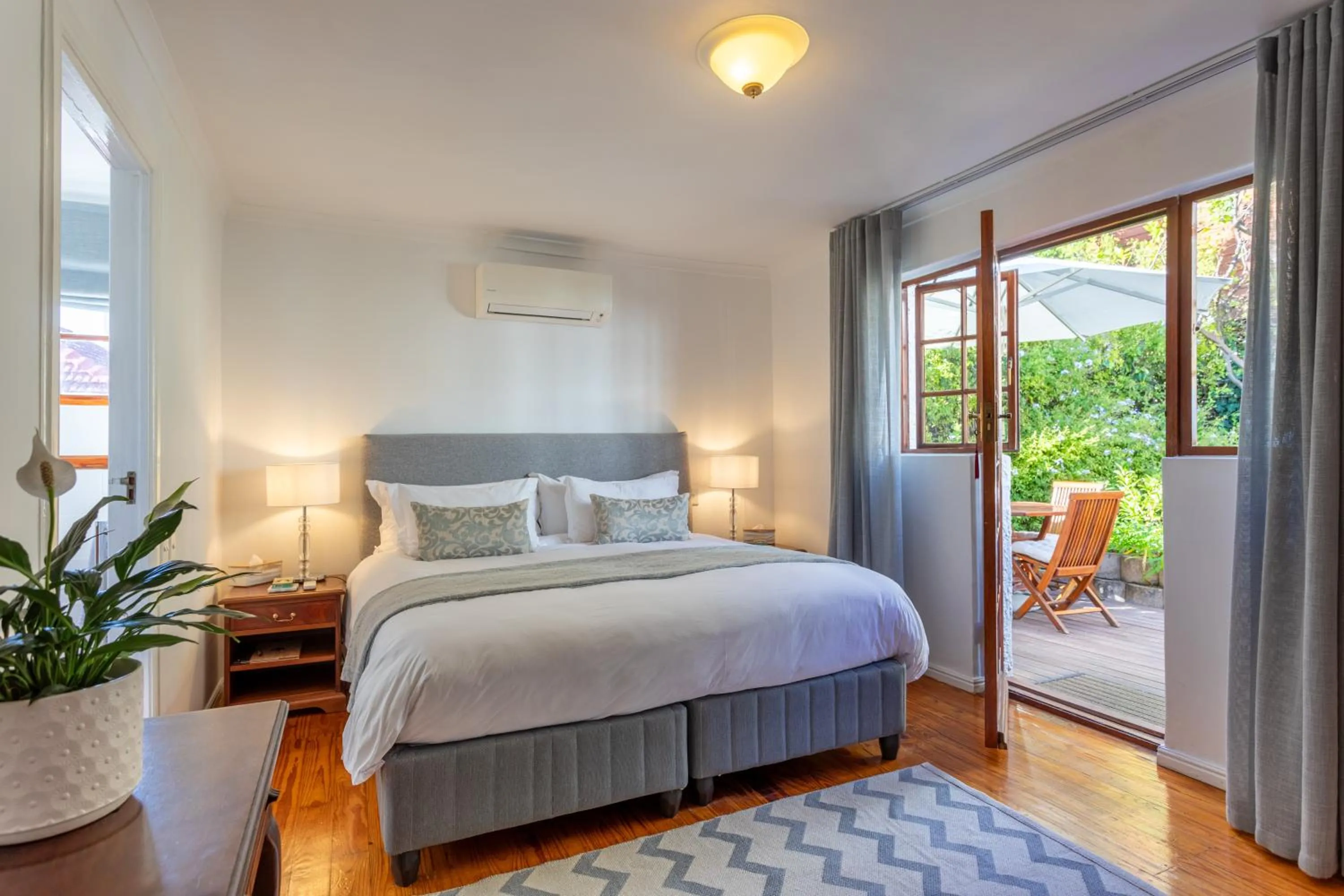 Photo of the whole room, Bed in Acorn House