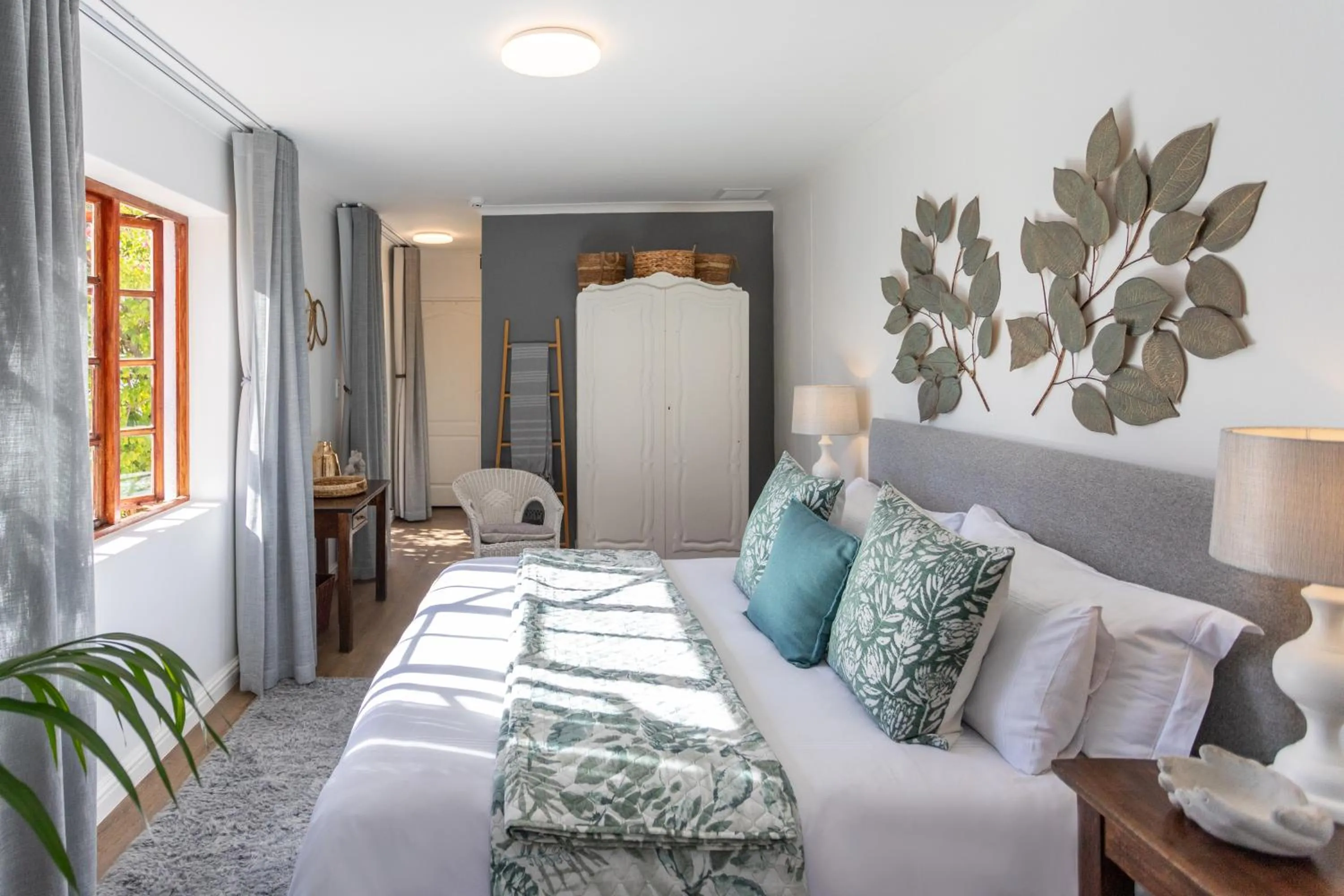 Photo of the whole room, Bed in Acorn House