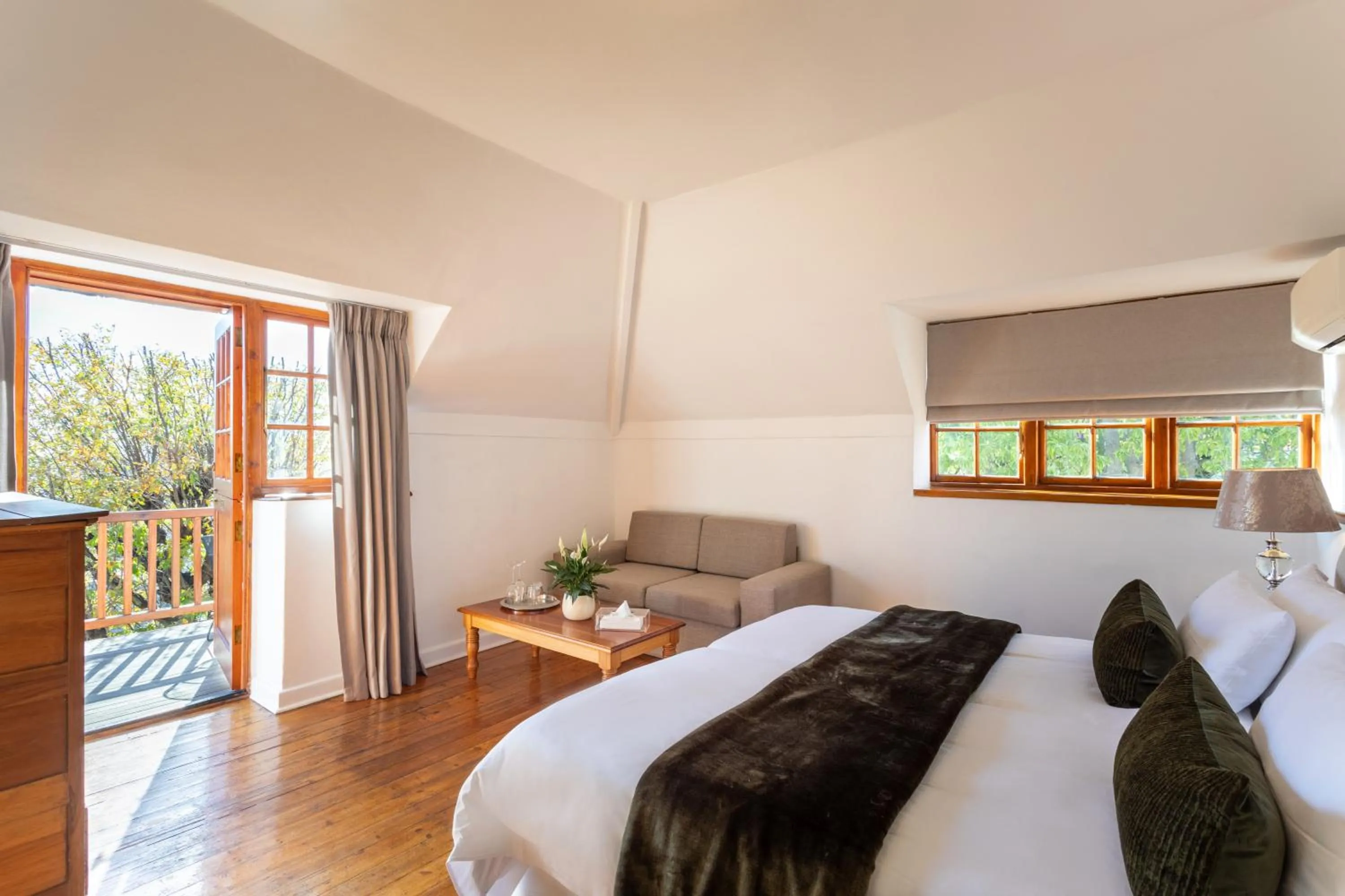 Photo of the whole room, Bed in Acorn House