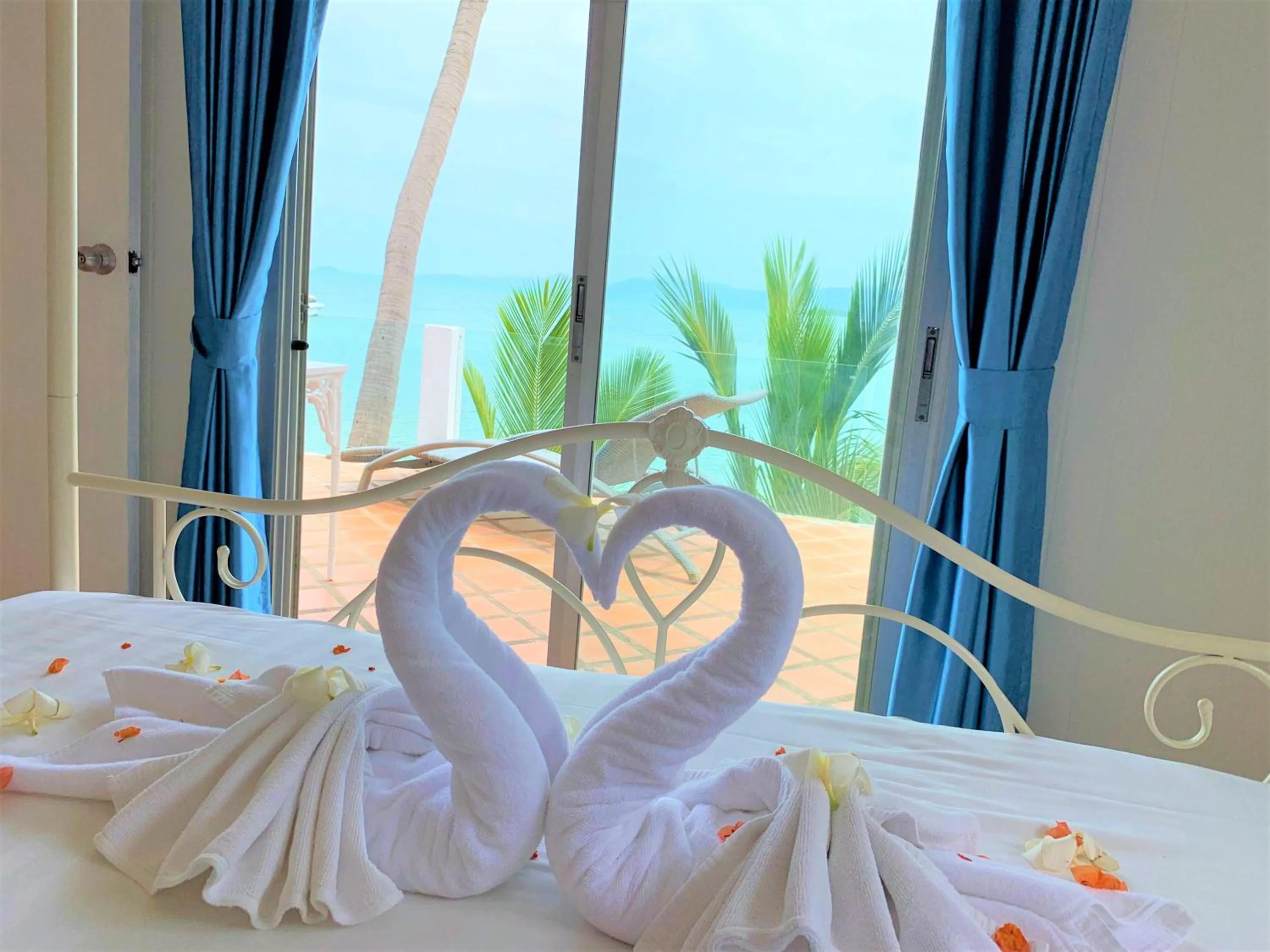 Bed in Bangrak Pier Bungalow