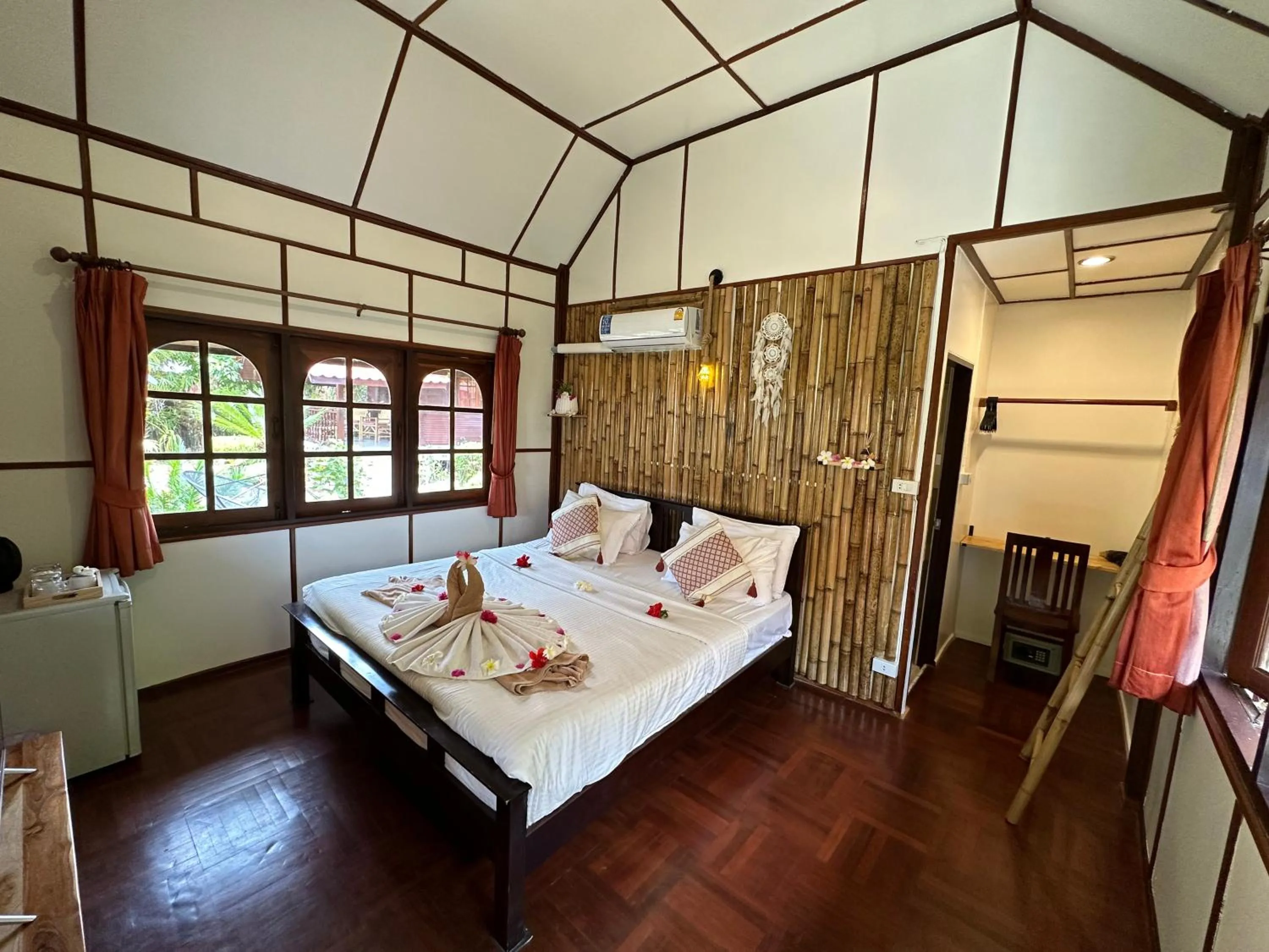 Bed in Bangrak Pier Bungalow