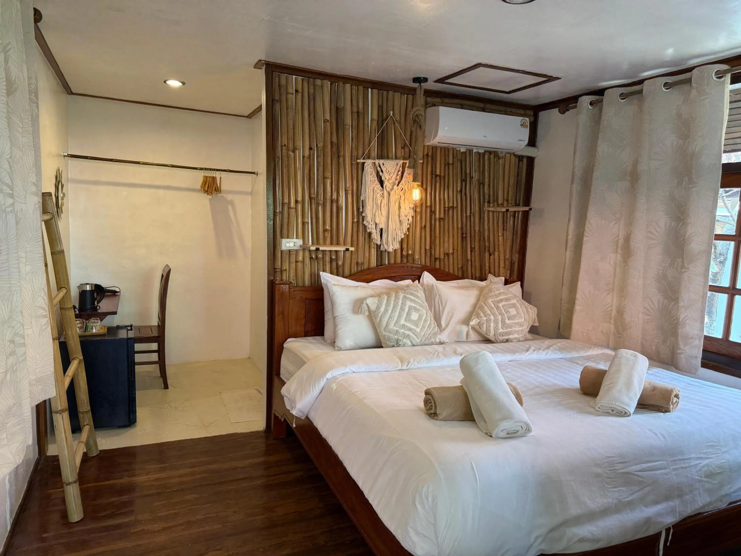 Bed in Bangrak Pier Bungalow