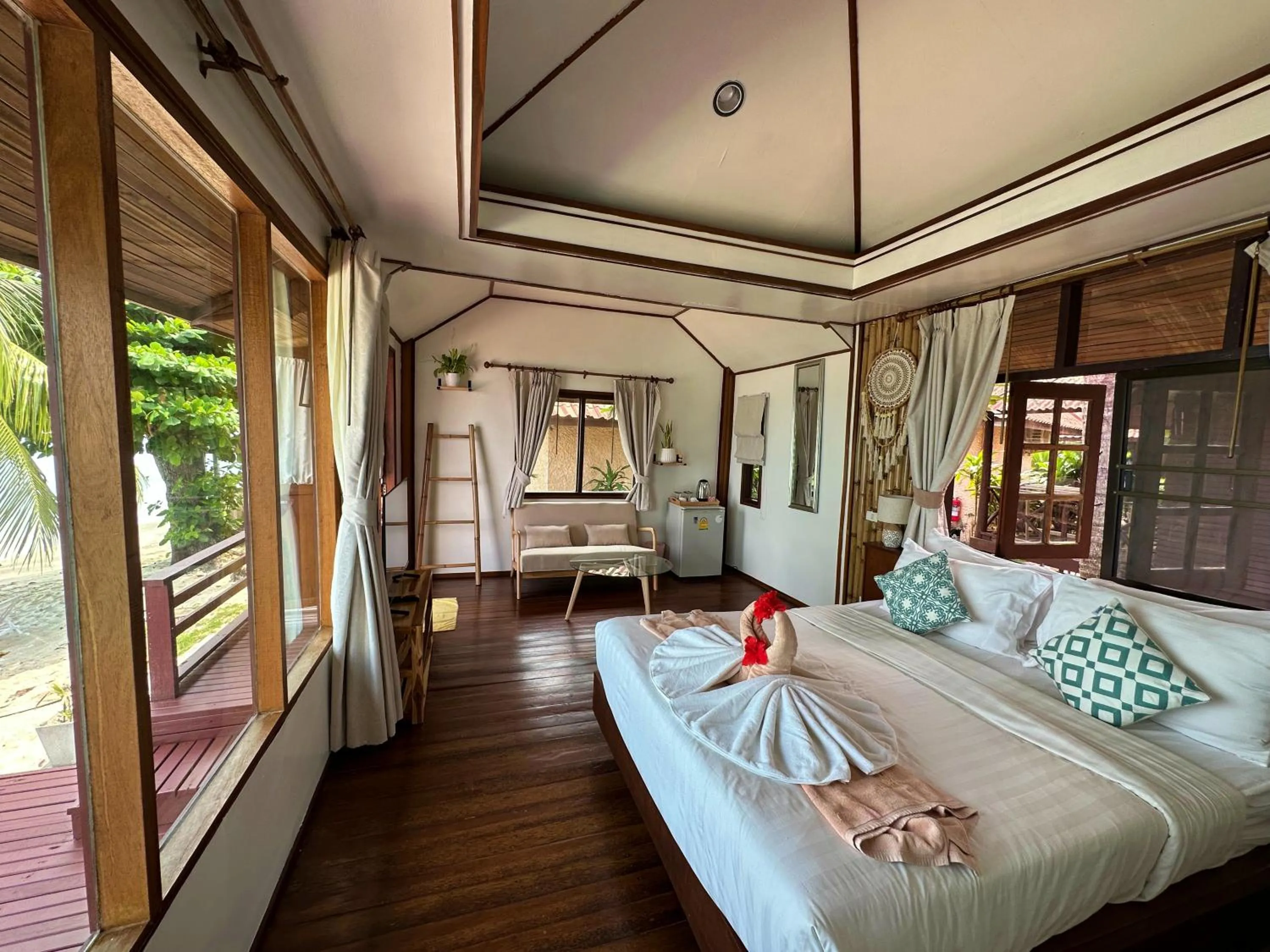 Bed in Bangrak Pier Bungalow