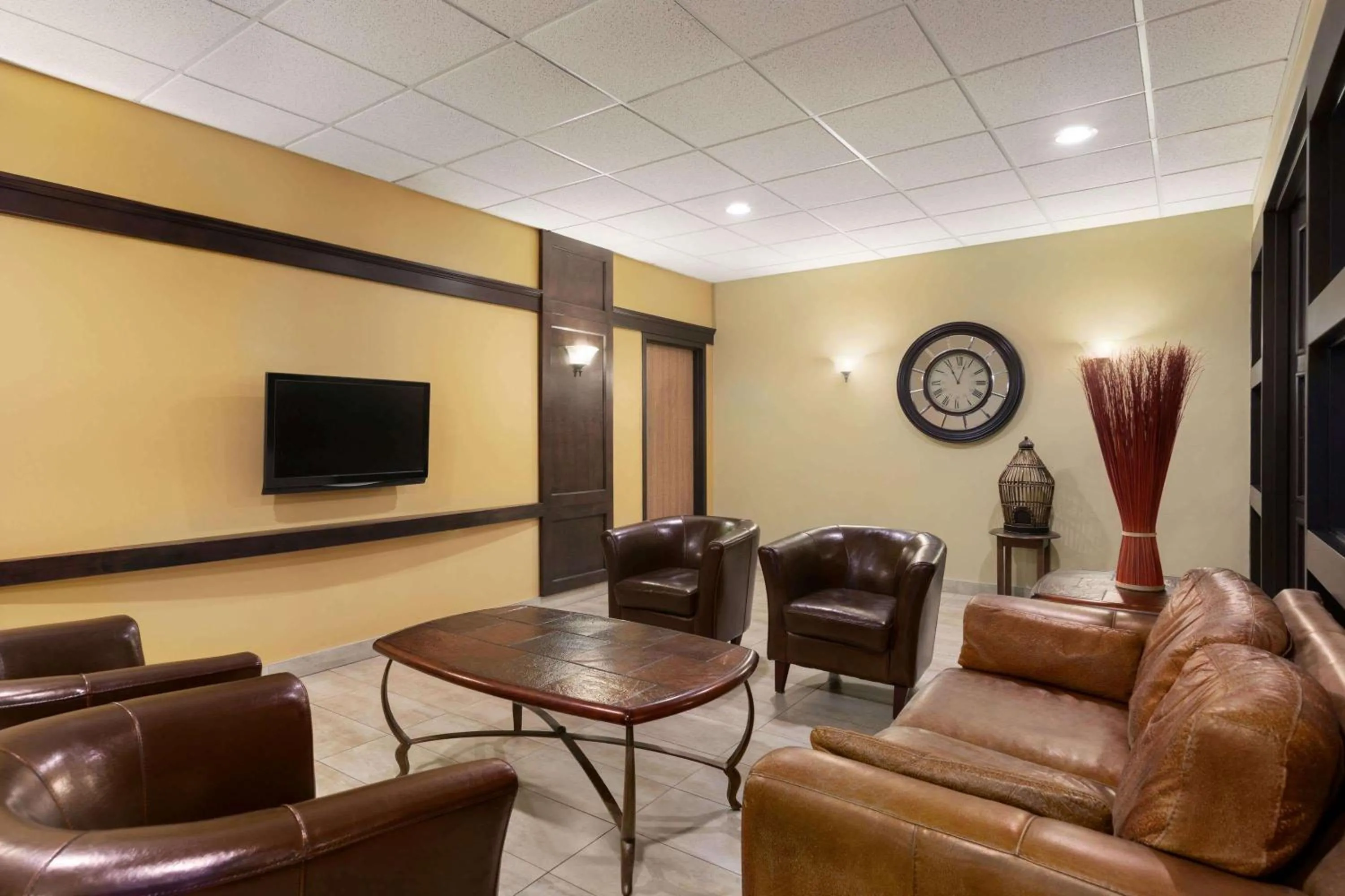 Lounge or bar in Days Inn by Wyndham Levis