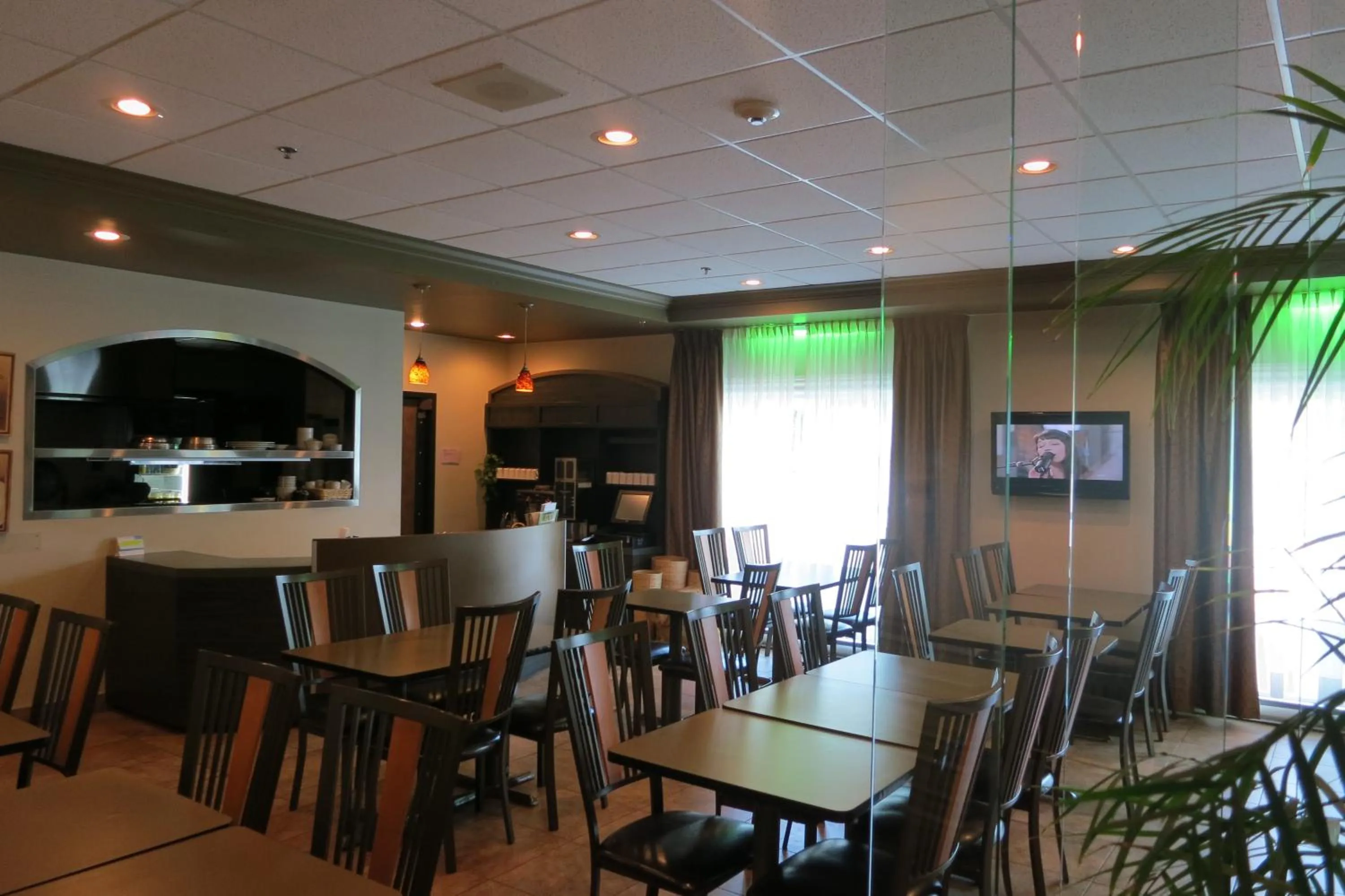 Communal lounge/ TV room in Days Inn by Wyndham Levis