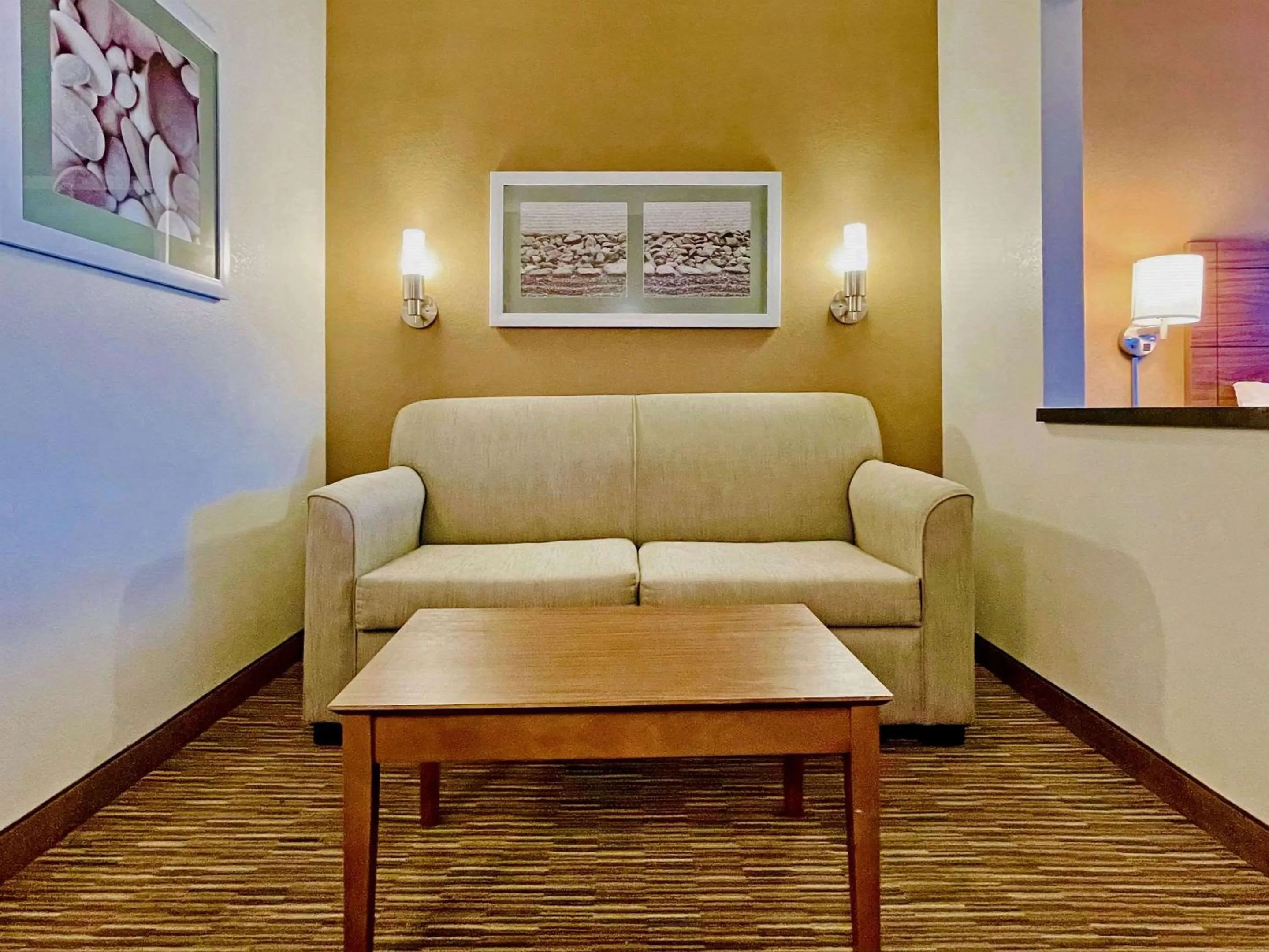 Photo of the whole room in Quality Suites University