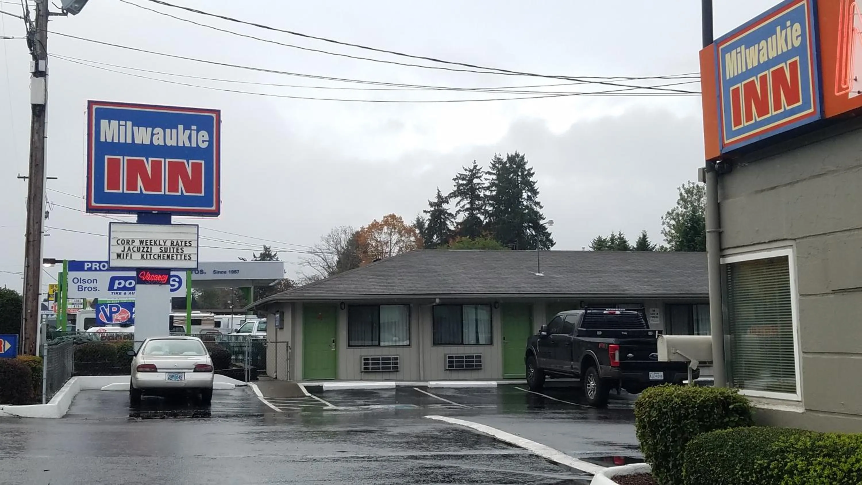 Property logo or sign in Milwaukie Inn Portland South