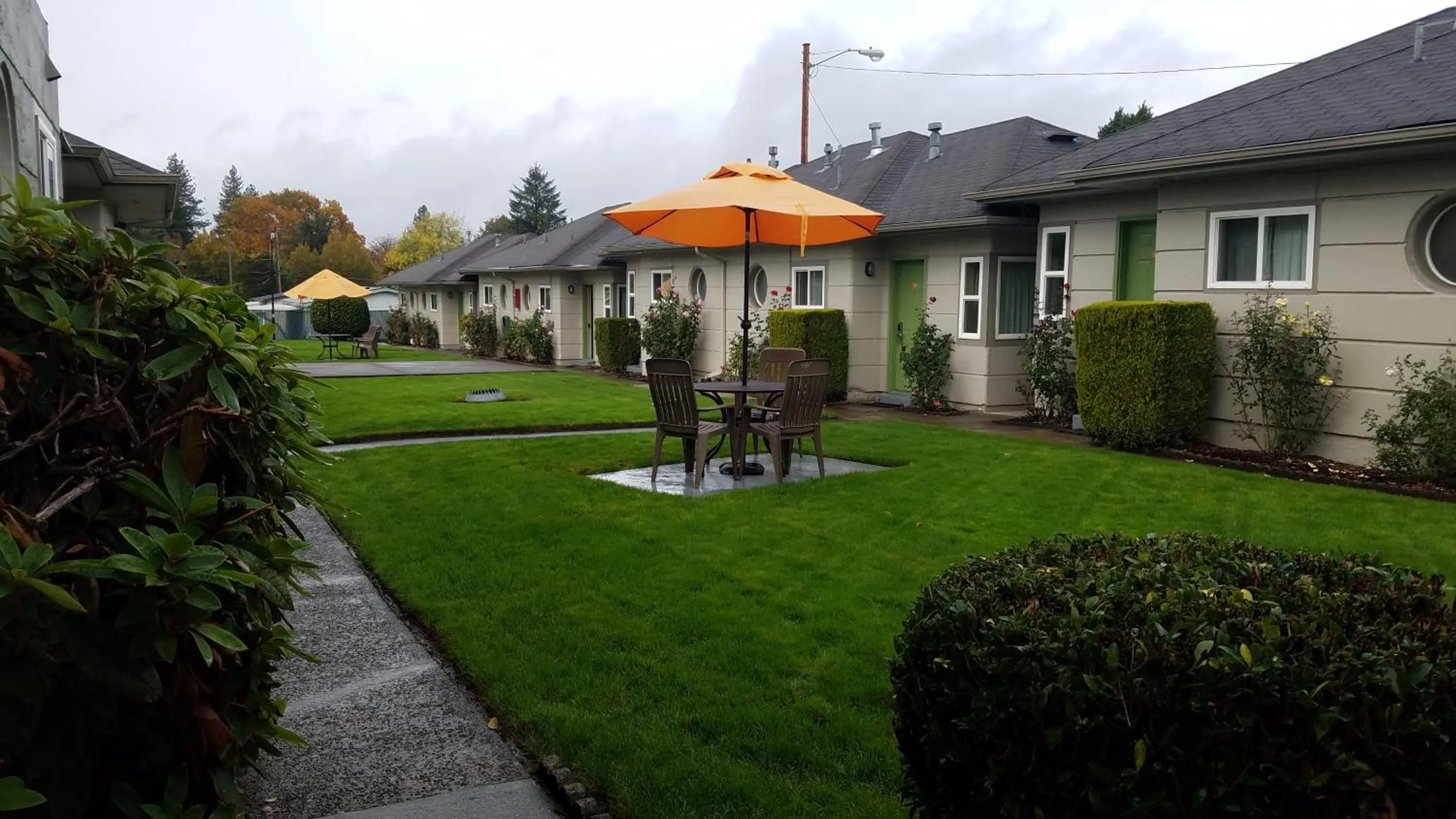 Property building in Milwaukie Inn Portland South